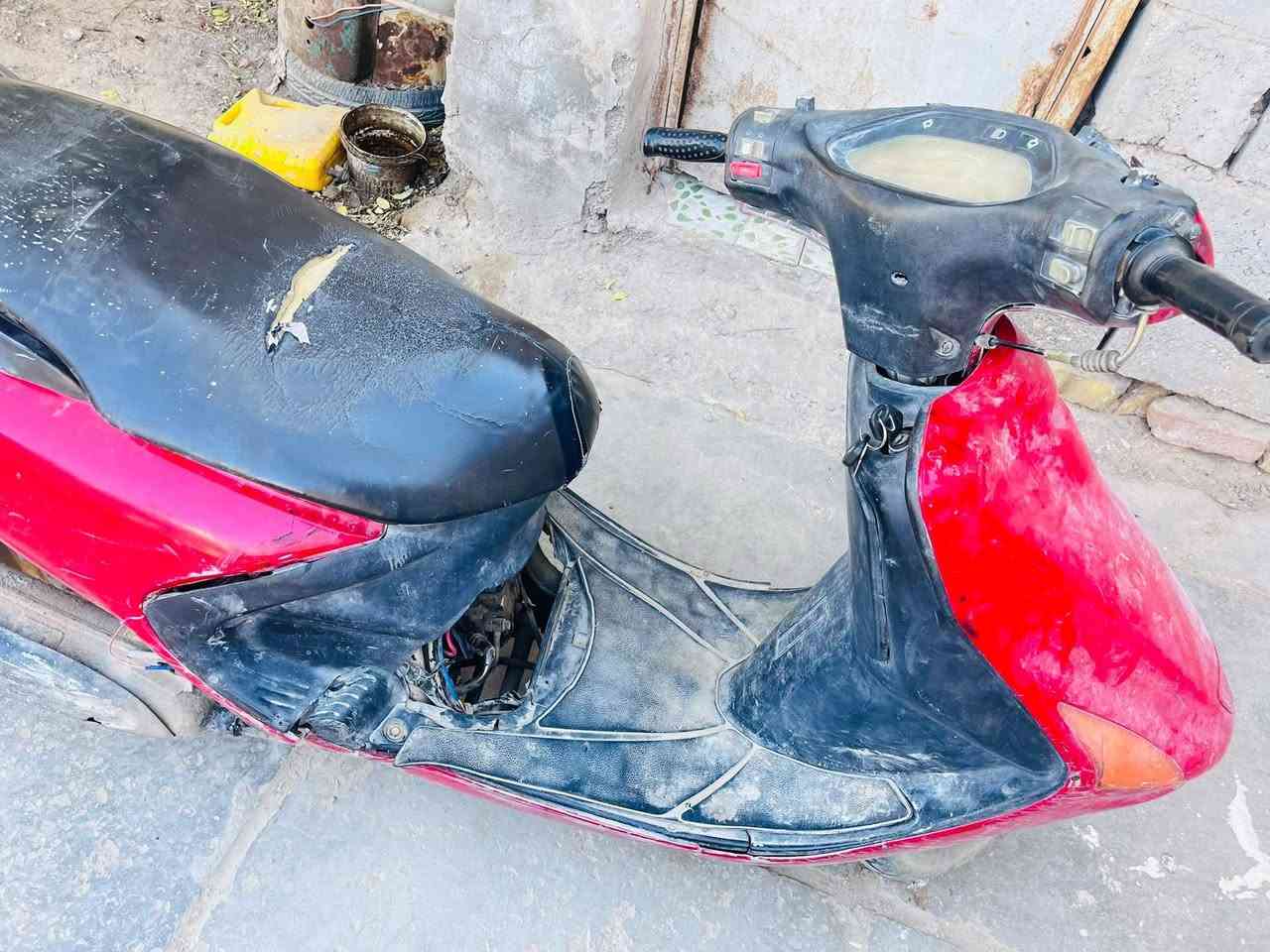 دراجه فراشه للبيع متروكه بس شغاله  ابيعك جوم حديد ب١٢٥ وبيهه مجال مكانهه الاسكان ***********
