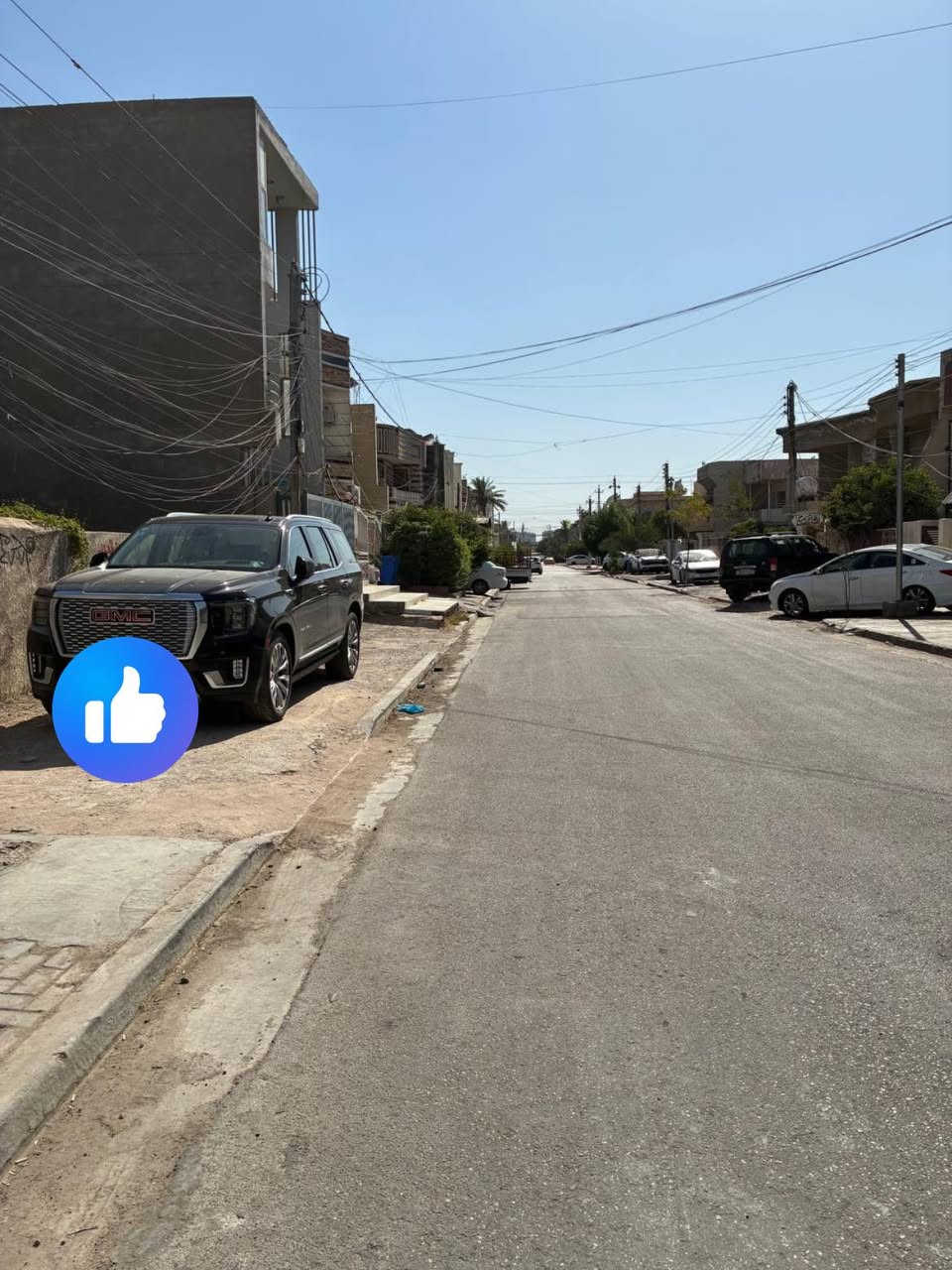 بيت سكني للبيع  مساحة 140 متر واقع حال 152 متر واجهة 7 متر نزال 20 متر قرب شارع العام شارع نافذ عرض الشارع 15 متر  في مربع الذهبي او المستوصف بناء 1973  و ترميم سنة 2006  سند بأسم صاحب العقار جنس الارض طابو ملك صرف مساحة الأرض  300 متر فقط اسمين بيهة
عنوان الدار بغداد حي العامل قرب شارع المطار
السعر 315,000,000   مليون و قابل للتفاوض
رقم الهاتف ***********
