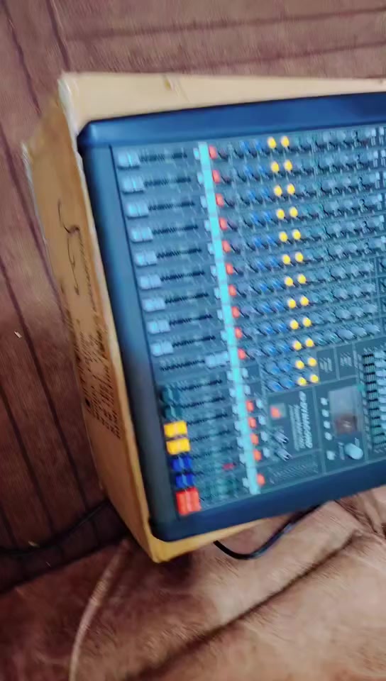 جهار مكسر حجم 1000 مع زوج سماعات تي في ام الشريحتين اصلي مع زوج مايكات جاسكو مع توصالات وايرات الجهاز كامله السعر 900الف قفلهن شرط كسر كارتون والله ميتعوضن اصحاب الهيئات والمواكب تفوتكم. شراي راسلني ***********
