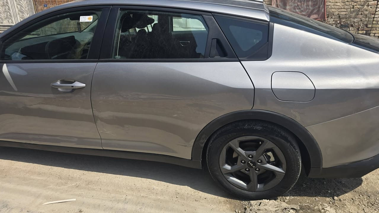 سلام عليكم للبيع فقط 
كيا K4 موديل 2025 زيرو وارد امريكي 
ماشيه 16 الاف ميل حادثه كما موظح بلصور. ما بيه صبغ كل رجع على بارد وبيه طخه بصفحت.الحدث.هيمن رجع بارد             بدون دواخل ولا ايرباك لون سلفر
 مواصفاته 
بصمه +بصمه ابواب وتشغيل عن بعد 
محرك الفين 2000 دوش 
شاشه كبيره متصله عداد دچيتل 
كامره دواره 
رادارات امامي وخلفي وجانبي نقطة عمياء 
لايت عدسات +لد نهاري بكلايت لد 
وظعيات قياده ٢
تحكم استيرن جهتين كروز سرعه مثبت سرعه مانع انزلاق 
منافذ شحن خلفيه 
سياره رقمه بغداد  
مكاني بغداد البدايات 
اي استفسار عن السعر180بيه مجال***********
