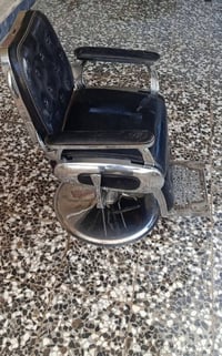 كرسي حلاقه البيع ٥٠ الف 07711381375