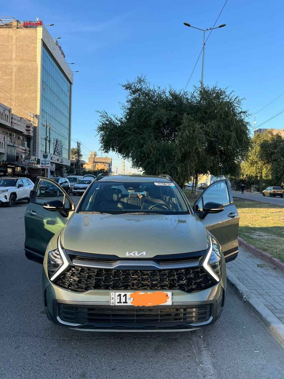 السلام عليكم كيا سبورتج2024
الشكل الجديد حجم الكبير لارج محرك 2500 رقم بغداد 
حادثها بابين و جاملغ بدون ايرباك
المواصفات
دشبول متغير الالوان الكتروني
تحكم ستيرن جهتين
كامرة دوارة 
تبريد قطعتين 
حساس خلفي
رادار
هند بريك بصمة
دفع رباعي
اوتو هولد
رادار امامي 
مكان السيارة بغداد *********** 
السعر 210 الف وبيها مجال حك الجيبه
السياره جديده كلش ماشيه 24الف اخت الزيرو بغداد, العراق
