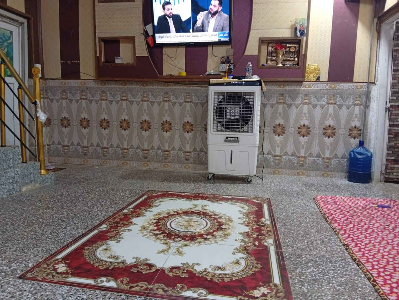 عقار على شارع تجاري بيت طابقين عكاده استقبال وصاله ومطبخ وصحيات والطابق الثاني غرفتين المساحه ٦٠متر الجديده الرابعه قرب مدرسة التهذيب للتواصل مكتب ابو سيف الجبوري للوساطة العقارية ***********/***********

