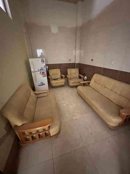 اثاث مستعمل بحاله جيده البيع شلع اربع تخت خشب درجه اولى مبرده ٢ونص ثلاجه نوال ٨اقدام بنكه ارضيه طخم قنبات برده عدد ٢ السعر ٣٠٠الف الكل 
***********
***********
