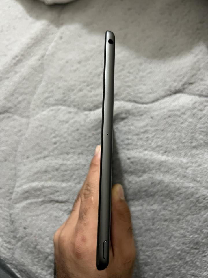 64GB - أسود - iPad 9 :للبيع
• نظيف جداً، بدون خدوش أو علامات استخدام
• البطارية لازم حاسبه تعمل بكفاءة ممتازة
• الجهاز أصلي %100
• البيع نقدي فقط، لا بدل فرصة لجهاز شبه جديد بحالة ممتازة!

سعر 300الف وبي مجال للشراي 
رقم الهاتف ***********
