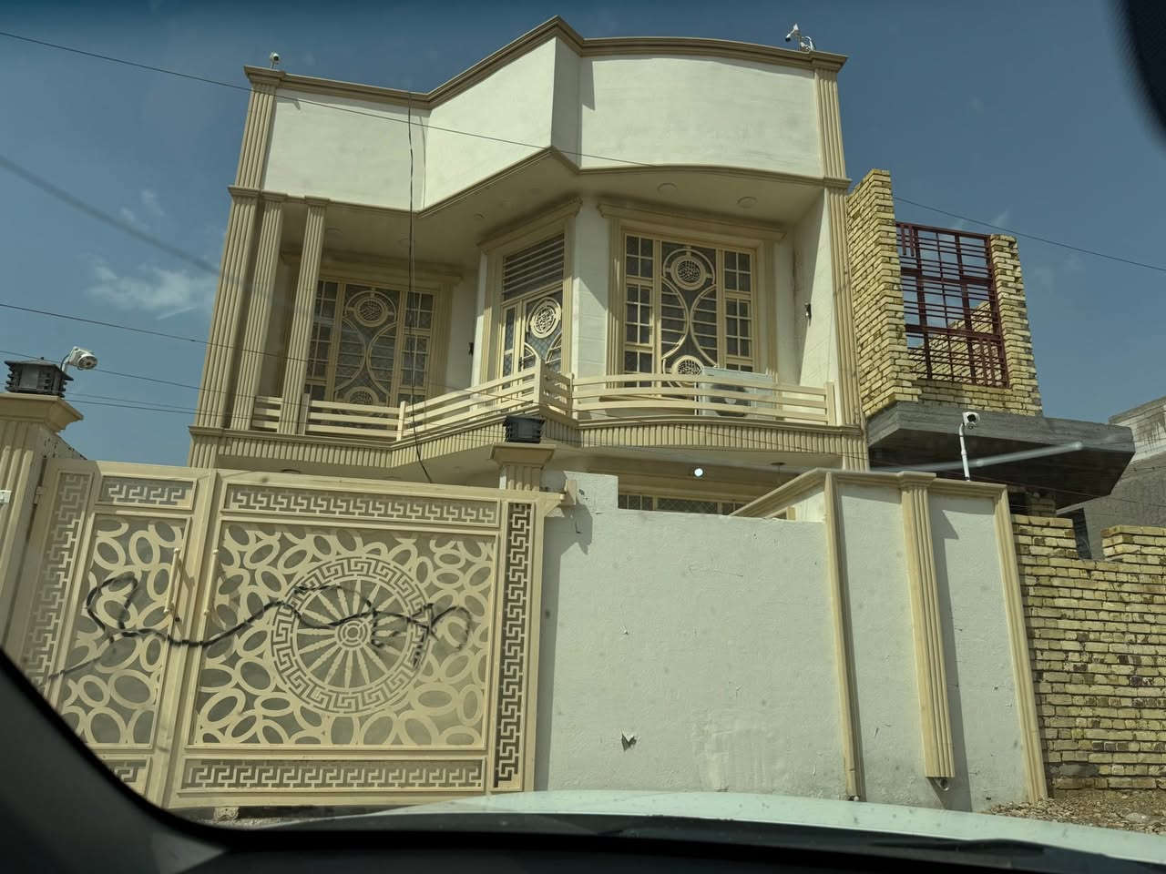 للبيع بيت موقع مميز
بيت للبيع في حي الموظفين / العزيزية / مقابل مطعم الموسوي / امام محطة الكهرباء 
مساحة ١٥٠ م٢ 
غرف نوم عدد/٤
استقبال 
هول
مطبخ 
كراج سيارة 
حمامات عدد /٣ 
علماً ان عرض الشارع ٢٠ 
البيت مؤثث بالكامل ( درجة اولى ) 
وللاستفسار عن التفاصيل والسعر الاتصال على الرقم / 
***********( توجد خدمة الواتس اب ) 
علماً نحن اصحاب البيت وليس مكتب دلالية
