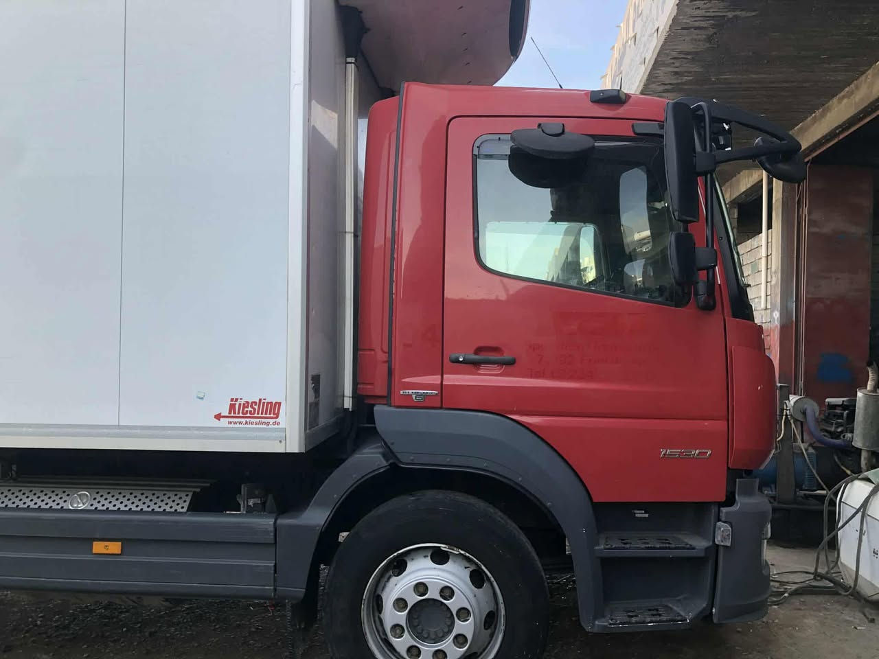 السلام عليكم اتيكو براد للبيع فول موصفات 2017حجم 1530 ثمانيه برغي حجم 22حساس كامره تحكم ستيرن جهاز ثرمونكيك حجم T800Rكير اوتو مثل ماموضح بالصوره سياره جديده سبرنك امامي جوبلس خلفي زنجبيل ثلوج بالتيار الخلفي الطول 780 للتواصل ع الارقام التاليه الهاتف:***********
