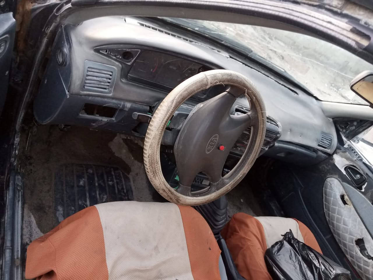 السلام عليكم كيا سيفيا ١٩٩٣ مكينه مفتوح وكير عادي نعمه حداديتها تعبانه رقمها ديالى بيها لوحه الخلفيه ضايعه ابيع اتعهد سرقه وعشائر ب ١٠ وربيها مجال بيع او مراوس حسب القناعه مكان السيارة النجف المناذرة للاستفسار *********** اتصال او واتساب
