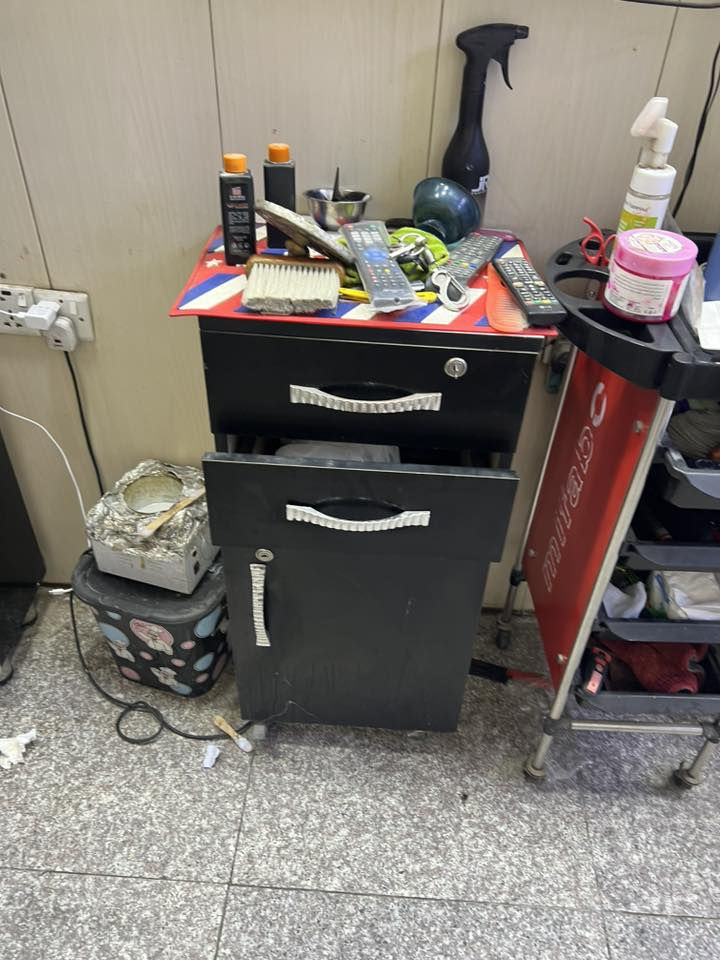 السلام عليكم 

مرايات عدد2

كراسي عدد2

كومدي عدد2

فاترينات عدد2

عنواني بغداد مدينه الصدر قطاع 57

وهاذا رقمي متواجد واتساب ***********
السعر على الواتساب
