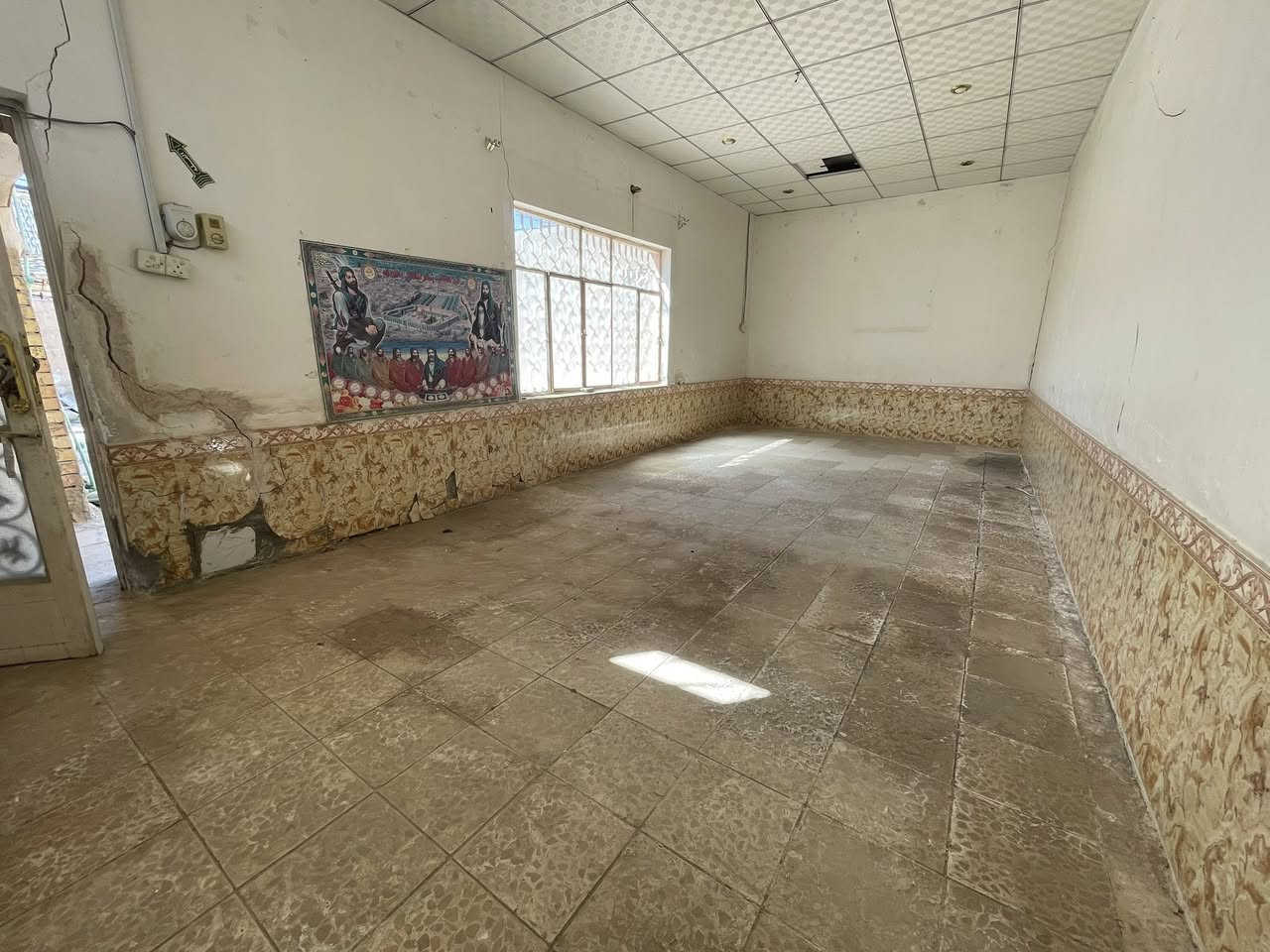 السلام عليكم... من بعد اذن الادمن المحترم…
عقار للبيع أو للرهان  مساحة البيت 260 متر ركن.
حي ميسان منطقة ال22.
الدار يتكون من 3 غرف ومطبخ وصاله وبراني.
وصحيات داخليه وخارجيه وساحة بيت كبيره.
البيت يحتاج ترتيب.
للاستفسار اكثر ***********.
