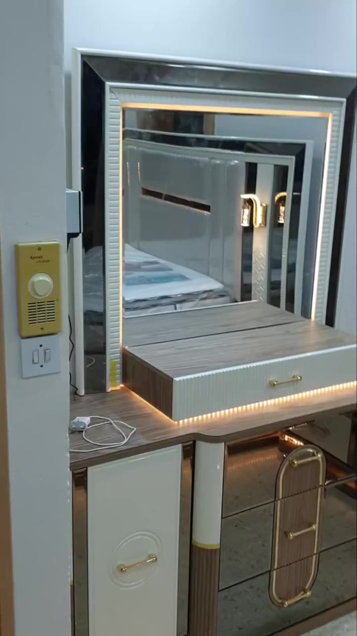 السلام عليكم
غرفة نوم للبيع ١١ قطعة نضيفة جدا 
نسبة النضافة ٩٥%
السرير بي خزانة على كبرة
السعر مليون وميتين 
***********
