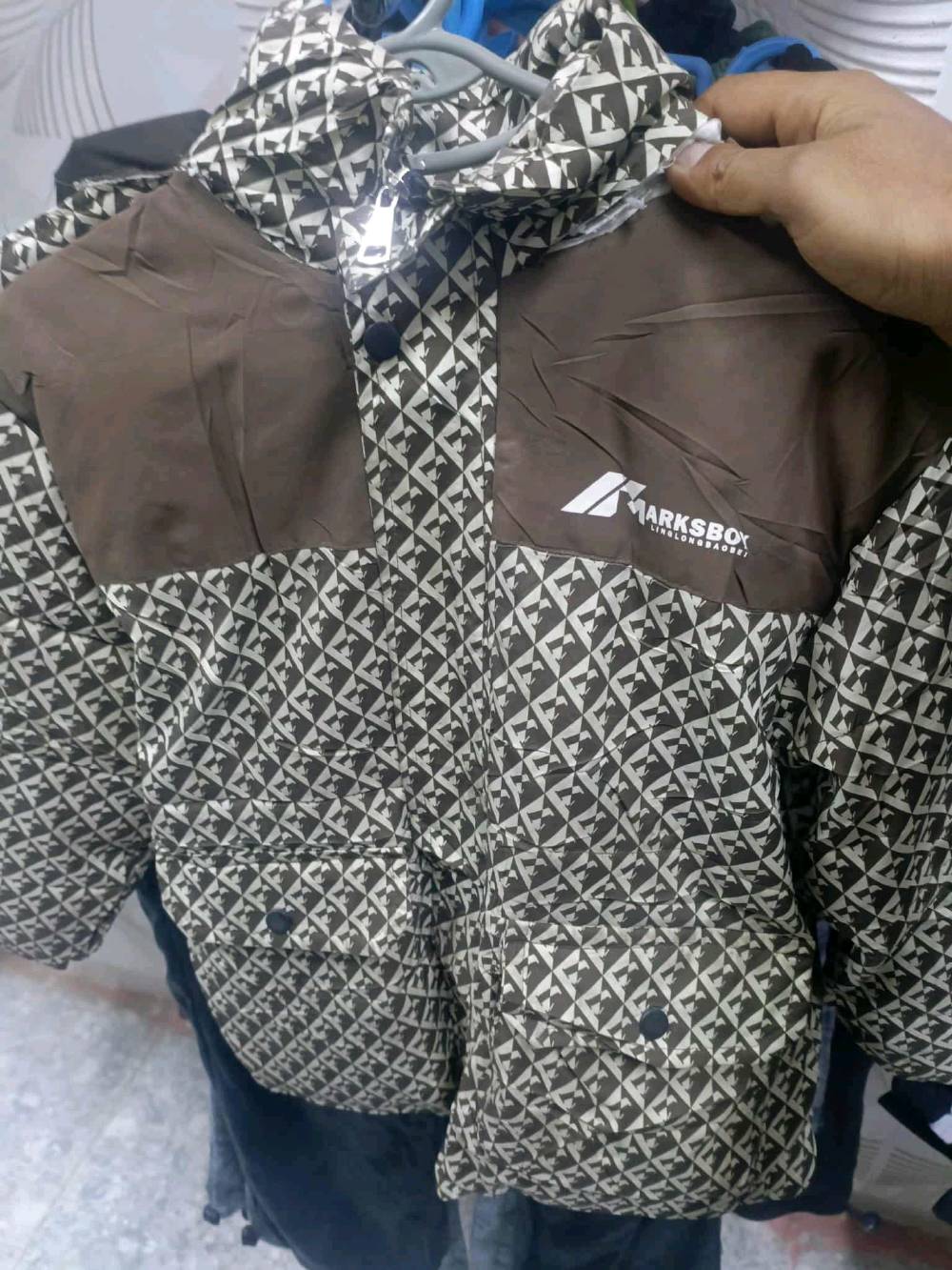 السلام عليكم
شلعه ملابس رجالي نسائي أطفال جديد وباله 
جوه سعر الجمله سعرها شلع ب 850  العدد الكلي 500 قطعه جديد وباله 
 ***********