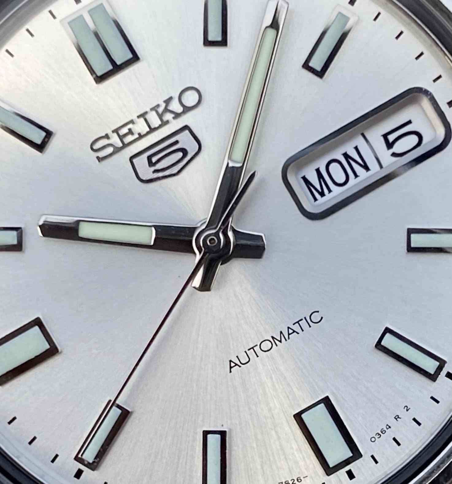 #SEIKO 5
#سيكو 5 ياباني آصلي  
مستخدم كالجديد مع علبة محترمة 
انتاج مقطوع  
موديل SNXS73K
اوتو ماتك 21 حجر 
أوبن كيس مكينة كشف 
مقاومة الماء 30 متر 
الأرقام والعقارب  لامينوس مضيء 
السعر، الحجز او اي استفسار خاص 
فقط للجاد في الشراء لطفا 
او واتساب ***********
يوجد توصيل داخل وخارج العرق
