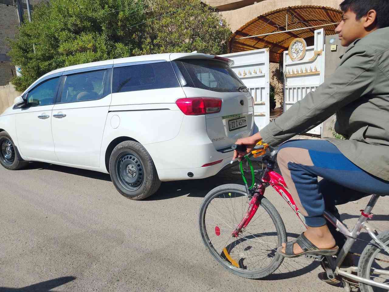 السلام عليكم اخوان سياره سيدوونا موديل ١٦ نظيفه وكلش حلوه گير ومكينه حجم ٣٣٠٠ وتبريد وصدر، وتخم تاير كهربائيات كله شرط وكفاله  ترايه من البصر لدهوك   ماتفتح بنيد حادثه الجاملغ الامامي سطحي بيه صبغ ٤ قطع احسبه حزام والله هي ٤ قطع متفرقه بس ابيع حزام حتى لحد يگلي بيه اكثر مواصفاته تشغيل عن بعد وبصمه واشاير بالمري وتحكمات ستيرن وكروز مشبت سرعة سنتر لوك شاشه كبيرة معلومات السيارة باشاشة بصمة احتياط ورقمه اربيل وباسمي السعر ١٥٥  ورقة وبيه مجال للشراي الاتصال  *********** ابو علي علمآ السيارة بيه منظومة غاز ٨٠ لتر وصيانه لمدة سنه مجاننآ انسى. صرف بانز ين
