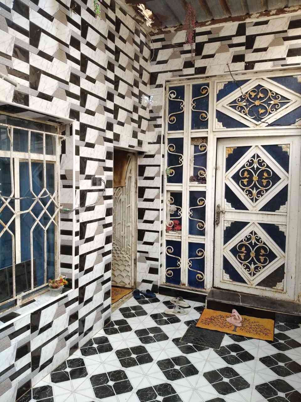 سلام عليكم بيت بحي الفداء  يم مدرسه صينية خلفي طابقين طابق الأول يتكون غرفه وديوانه وصله ومطبخ وصحيات طابق ٢غرفه وصالة سعر  75وبي مجال ستفسار   ***********
