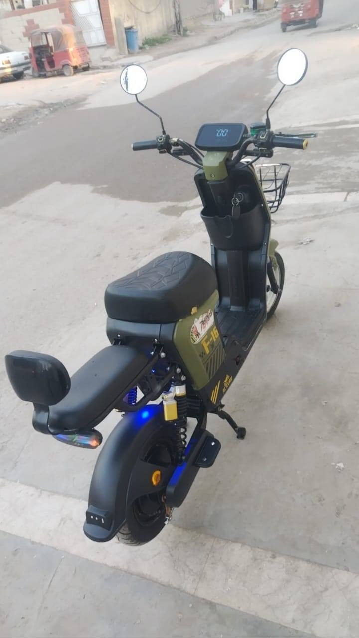 السلام عليكم دراجه شحن F16
دراجه نضيفه وكامله مابيه اي نقص 
5 بطاريات كبار الاصلي
وياه شاحنه الاصليه مالته وبصمه وسويج 
 كهربائيات شغاله 
لايت زنون ثلجي عالي ناصي مري اصلي 
تايرات جدد الدراجه نضيفه جدا والنضافه امامكم

السعر 350 الف 
العنوان بغداد الامين 
رقم الهاتف *********** موجود واتساب
