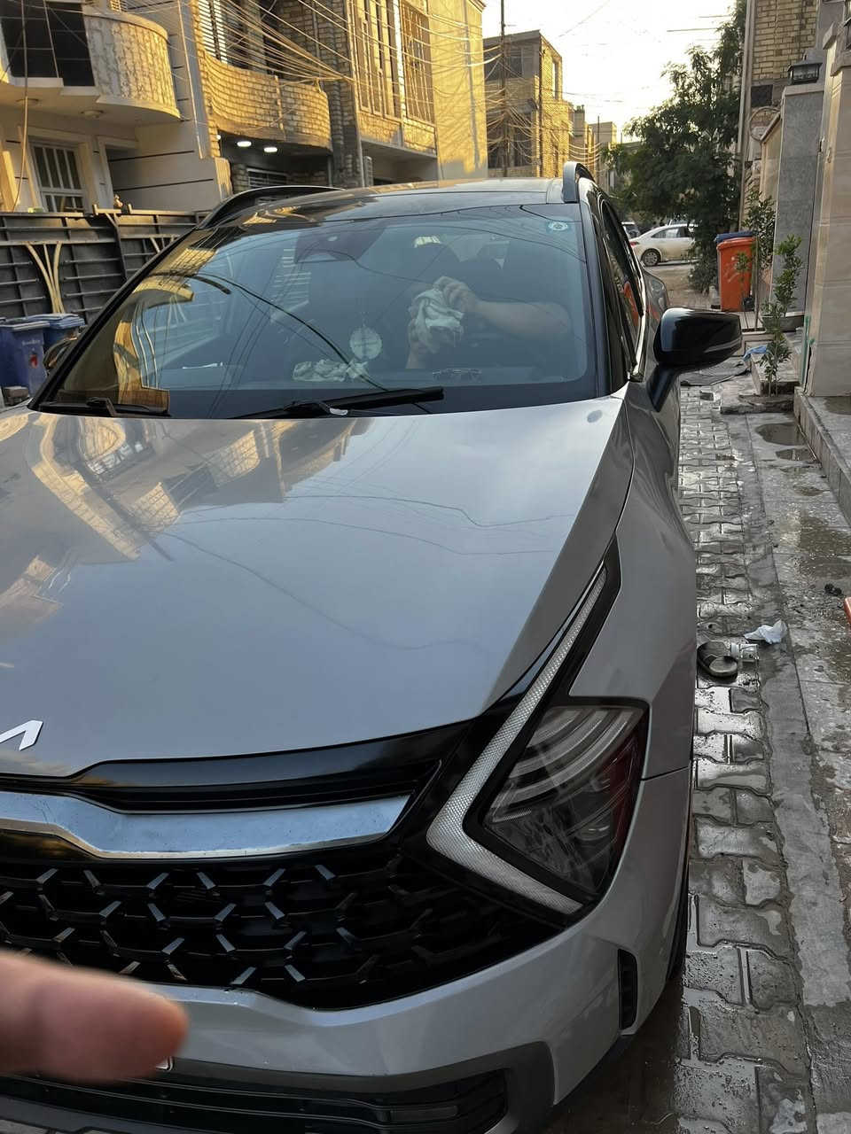 السلام عليكم
كيا سبورتج 2024 لون إسمنتي تو كلر محرك 2500 ماشية 21000 كيلو متر وارد أمريكي حادثه مبين في الصورة رقم بغداد السيارة خير من الله جاهزة من كلشي وما ماشية بعده هواي مواصفات هواي بيه بانوراما كشنات جلد امامية تدفئة + كهرباء تدفئة استيرن لد نهاري رادار امامي خلفي جانبي توقف ذاتي تحديد مسار تخم تاير جديد قبل شهر شديتلها فوول تحكم ستيرن بصمة أبواب + بصمة تشغيل عن بعد اوتو هولد سايد بريك بصمة صندوق كهرباء شاشة امامية متصلة 
السيارة الحمدالله ماناقصه شي 
للتواصل الاتصال ع الرقم *********** 
مكان السيارة بغداد الدورة
