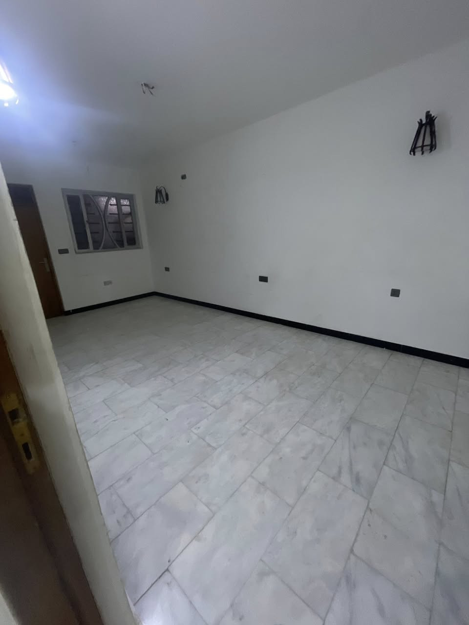 🔴شقة للايجار في الكرادة🔴
📍الموقع : كرادة داخل شارع فالح ابو العمبة
🔷المساحة 100 متر 🔷
🔷طابق اول 🔷
🔷تحتوي على غرفتين وصالة ومطبخ وحمام 🔷
🔹حالة الشقة : بناء حديث 🔹
🔹تتكون من مدخلين🔹
🔹سعر الايجار : 750 الف 🔹
🔹يصلح ايجار : عوائل/ شركات🔹
————————— 
🏢 شركة المستقبل للاستثمار والتسويق العقاري 
🔺نستقبل كافة عروضكم وطلباتكم 
🔺للاستفسار : 
***********
