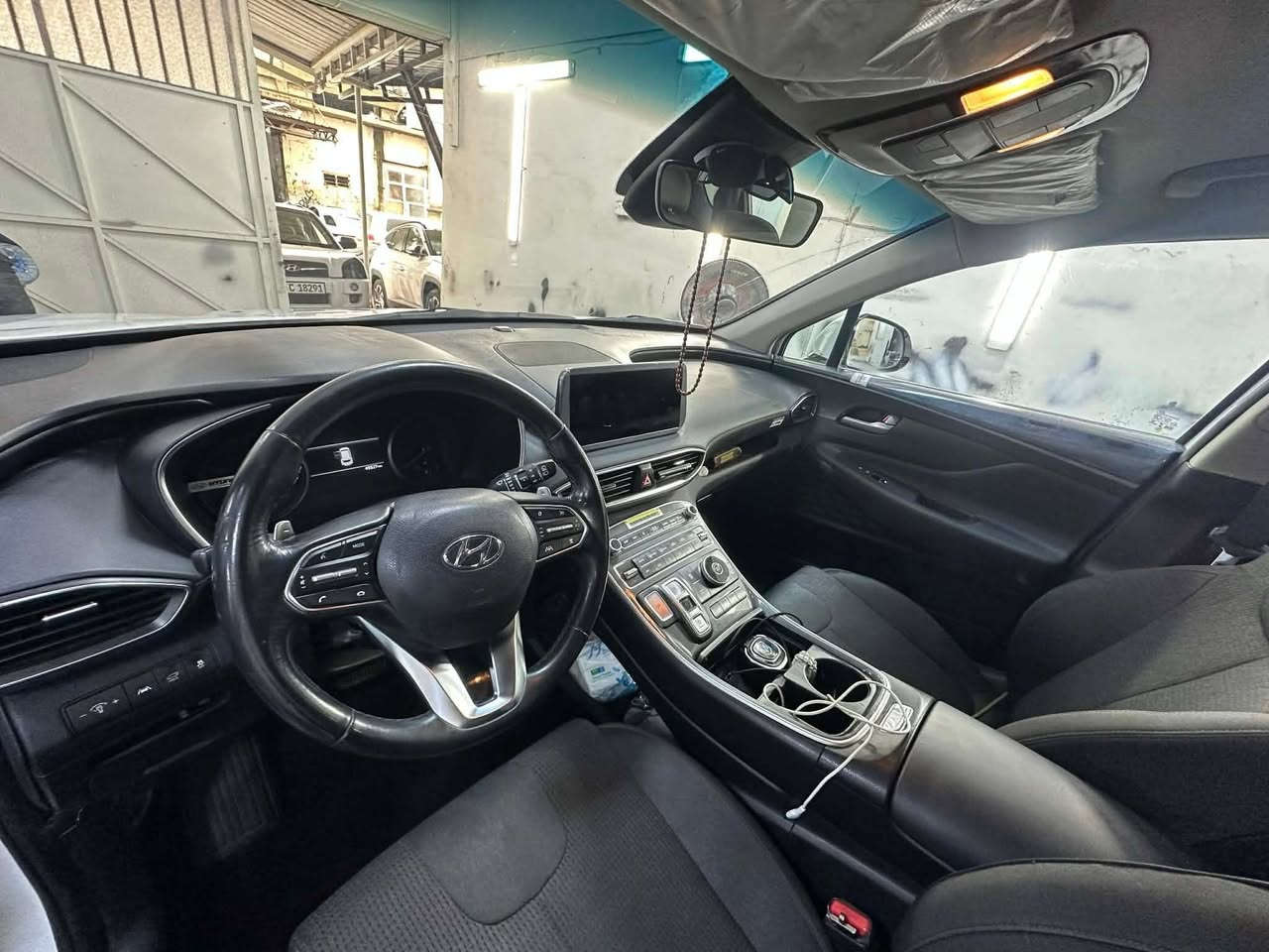 السلام عليكم 
للبيع 
هونداي سنتافي فول مواصفات ماعدا الفتحه 
اللون ابيضّ موديل 2023 
المواصفات ماشي 43 كيلوو 
5 راكب
محرك 4سلندر 2500 تنفس طبيعي
بصمه▪️بصمة ابواب▪️بصمة جنطه
جنطه كهرباء شفط▪️رادار امامي ▪️رادار خلفي▪️رادار جانبي
تحديد مسار ▪️تنبيه خروج عن المسار▪️قياده ذاتيه
شفتات بالاستيرن▪️تدفئه بالكشنات▪️تبريد شاشه بيانو قطعتين
لد امامي وخلفي▪️نقطه عمياء▪️ترحيب عند الاقتراب
تشغيل عن بعد▪️شحن لا سلكي 
اشاير بالمري+اناره ترحيب 
ويل كب حجم  18/60/335▪️
سايد بريك بصمه
كار بلي▪️شاشه كامره▪️اوتو هولد▪️اطفاء ذاتي
ثلاث انظمة قياده ▪️تجوه خلفيه
السياره صبغ باب السايق والجاملو ونص باب الخلفي 
صور الحادث مرفقة
للسفسار اتصل عل 
***********
***********
