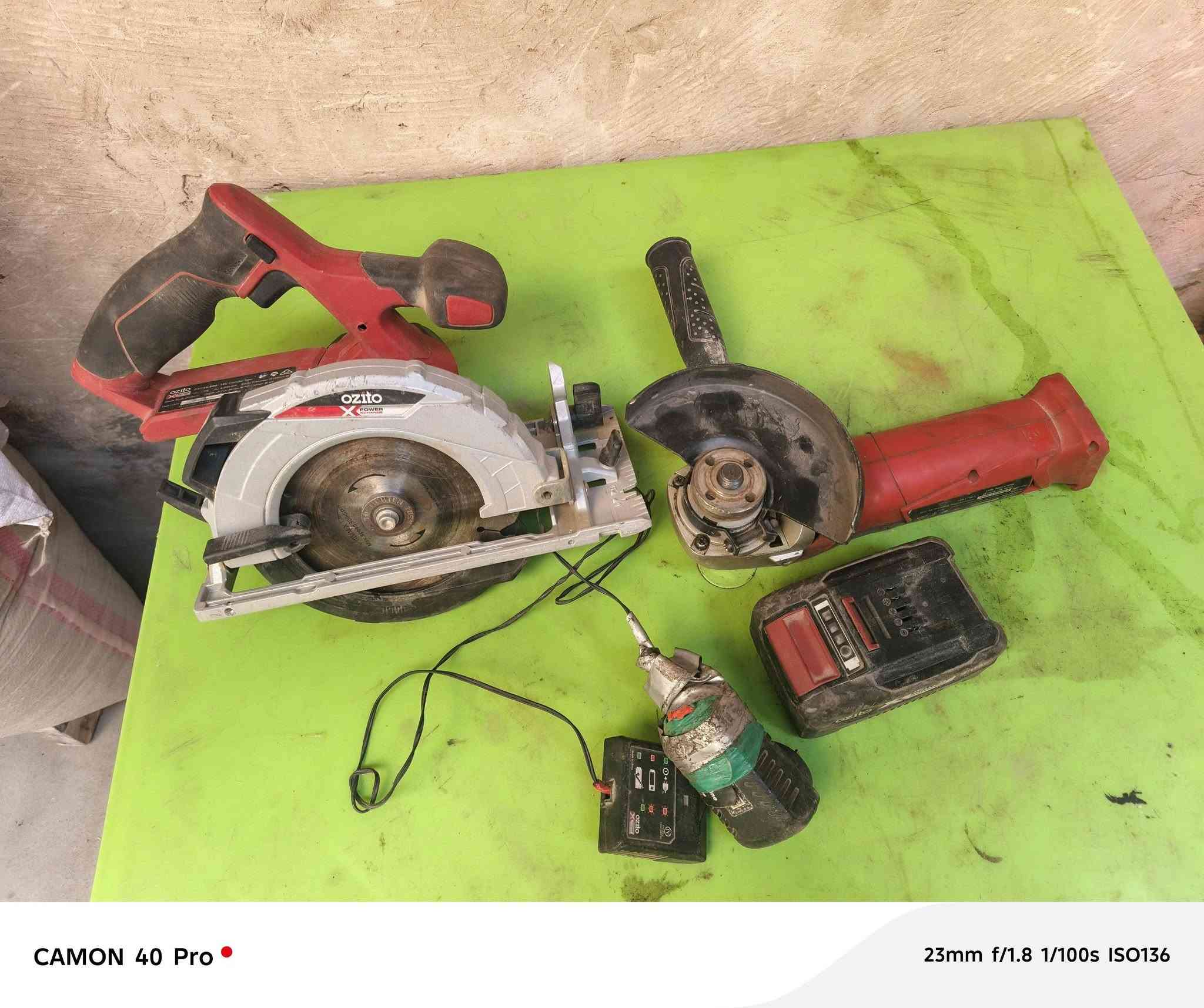 كوسره ومنشاراوزتو حجم القرص ٧ آنج مع بطاريه ٤ إمبير مع شاحنه الشاحنة عاطله فقط الباقي كلهن شغالات ب١٠٠ ألف كلهن بغداد مدينه الصدر ***********بي وتساب
