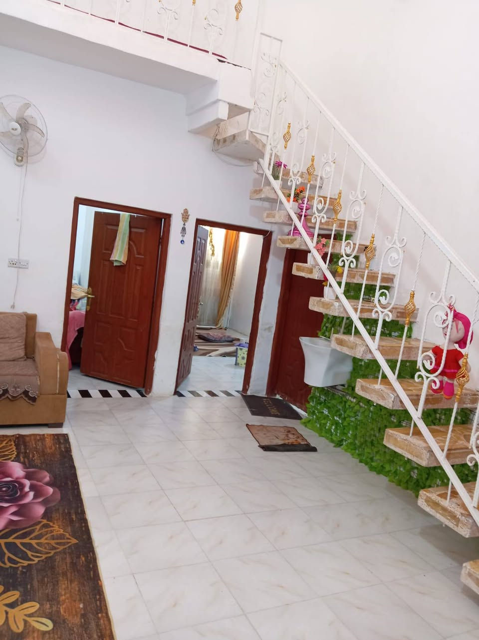 🏡 للبيع بيت في الزراعي

📐 المساحة: 160 متر مربع
🏠 طابقين

🔹 الأساس: كونكريت مسلح
🔹 البناء: طابوق وثرمستون (قسم منه بلوك)
🔹 السقف: عكادة

✅ الطابق الأرضي:

- غرفتان
- استقبال كبير بطول 8 أمتار
- مطبخ حار وبارد
- تخاريج كاملة

✅ الطابق الثاني:

- غرفة
- صالة
- مطبخ
- تخاريج كاملة

📋 ملاحظة: البيت مسجل في البلدية.

💰 السعر: 78 مليون دينار عراقي قابل للتفاوض.

📞 للاستفسار ومراجعة المكتب أو الاتصال على الأرقام:
***********
***********
