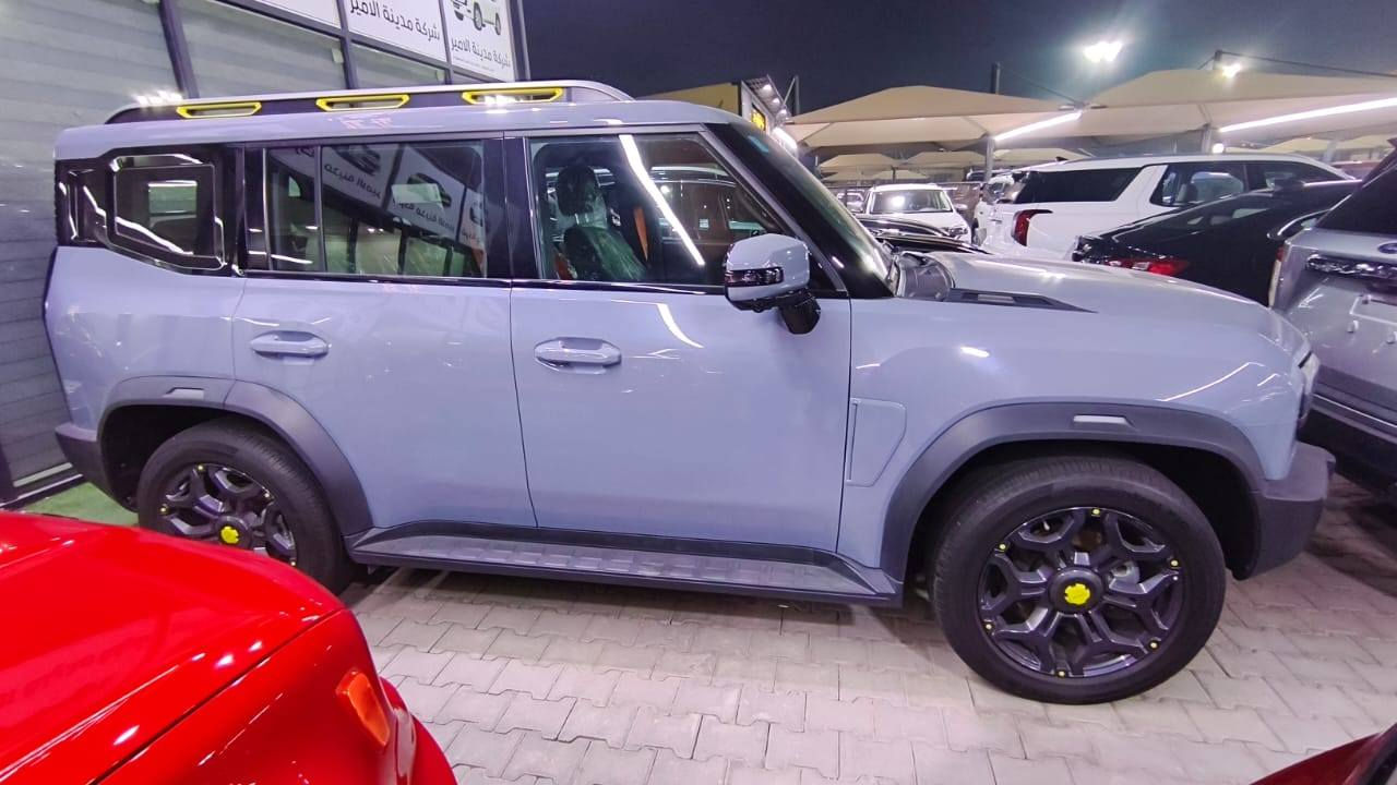 جيتور T2 2025
جيتور T2 2.0L 

الموديل: 2025 ((خليجي)) 

ماشيه 7000

مقاعد زيتوني

المحرك: 4 أسطوانات L 2.0 تيربو 254 حصان حقن مباشر

عزم الدوران (نيوتن-م): 390

ناقل الحركة: اوتوماتيكي دبل كلاتش من 7 سرعات

ضمان المحرك: 10 سنوات او 1،000،000 

بعدها داخل الضمان و الصيانة كلها داخل الشركة 

المواصفات:

•فتحة سقف بانوراما 1.1م

•إطارات قياس 20 إنچ

•الصندوق شفط

•الشباك الامامي المضاء  بجيتور 

•مثبت سرعة مع رادار تفاعلي

•نظام القيادة شبه الذاتية

•نظام الكبح التلقائي في حالة الطوارئ

•نظام تحذير الاصطدام الامامي والخلفي

•كاميرات محيطية 540 درجة

•حساسات أمامية وخلفية

•نقطة عمياء

•نظام تحذير مغادرة المسار

•نظام المساعدة للبقاء في المسار

•شاشة التحكم بقياس 15.6 إنچ

•شاشة القيادة بقياس 10.25 إنچ

•نظام صوتي متطور 12 سماعة من Sony

•نظام أبل كاربلاي وأندرويد أوتو لاسلكي

•نظام اوامر و تحكم صوتي

•مقصورة الركاب من الجلد الفاخر والكنتارا

•مقعد السائق والراكب كهربائي

•مقاعد السائق والراكب مبردة 

•مقاعد السائق والراكب مزود بذاكرة لحفظ 3 وضعيات الجلوس

•إنارة ترحيبية مع إنارة محيطية متعددة الالوان

•مصابيح أمامية وخلفية أوتوماتيكية LED 

•المرايا الجانبية قابلة للطي كهربائياً ومدفئة

•دخول ذكي و تشغيل عن بعد

•خاصية إغلاق نوافذ وفتحة السقف عن بعد

•شاحن هاتف لاسلكي سريع

•نظام تنقية الهواء PM2.5 وفلتر N95

•مسند الذراع الوسطي مع ثلاجة

•انماط قيادة متعددة للطرق الوعرة

•وسائد هوائية امامية و جانبية عدد 6

•ماسحات الزجاج الأمامي مع حساس للمطر

•دوسات جانبية

•نظام الفرامل الأوتوماتيكي Autohold

•نظام التحكم بنزول المنحدرات

•نظام المساعدة لصعود المرتفعات

•نظام مراقية ضغط الاطارات

السعر : 40مليون.  

الاستفسار: ***********      مكان السياره  كربلاء المقدسة
