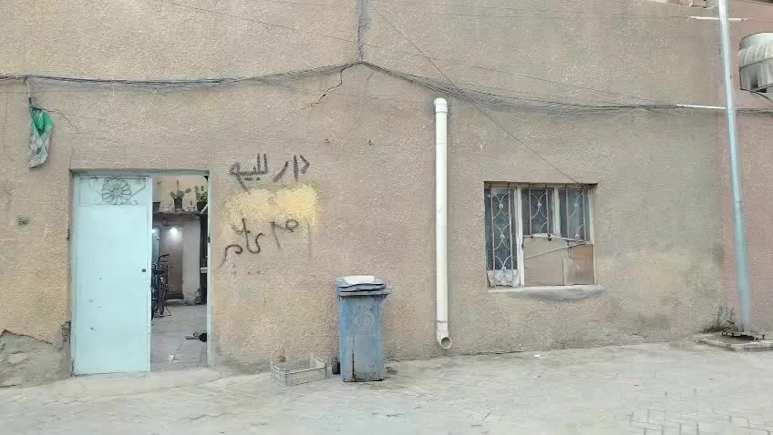 سلام عليكم بيت كامل قطاع ٥١ اول فرع بلقطاع رابع بيت عن الساحه فرع مقرنص
بيت حالين جاي ارمم بيه صبغ كل البيت وكهربايت وجاي ارتب الوجه
***********
سعر ١٥٥
البيت بسم شخص وليسه ورثه
