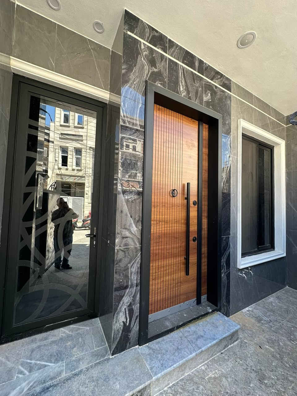 🏡 دار 100 متر حديثة (صفر) للبيع - بناء ٢٠٢٦ درجة اولى 🏡

طابو ملك صرف 

المساحة 100 متر واجهة 5 والنزال 20 
3 غرف نوم كبيرة

 حالة الدار: صفر (جديدة كلياً وغير مسكونة نهائياً).

خريطة الدار جدا مرتبة وخدمية

الموقع: بغداد الكرخ - حي الجهاد قرب مجمع النسيم

منطقة حديثة وهادئة 

📌 المواصفات :
♦️باب مدخل الاستقبال : قاصة تركي ثقيل 
♦️باب المدخل الثاني : المنيوم ثقيل G60 دبل جام CNC
♦️الشبابيك : المنيوم تركي الوجه سلايد 
♦️الارضية :مرمر تركي وبايات الدرج مرمر تركي 
♦️الابواب الداخلية : تركي MDF
♦️الصحيات : مغسلة وغربي تعليك 
♦️منظومات كاميرات
♦️تأسيس الكهرباء: الفنار السعودي 
♦️تاسيس الصحيات: الامل الشريف 
♦️الواجهة: الواح بورسلاين 

 🏡الطابق الارضي:
مدخلين منفصلين 
استقبال
صالة
صحيات 
غرفة نوم كبيرة

🏡الطابق الاول :
غرف نوم كبيرة عدد 2
حولي كبيرة 
مكان غسالة 

🏡الطابق الثاني:
بيتونة كبيرة 
مكان غسالة
سطح عدد 2

📞 للاستفسار:
الاتصل على الرقم: ***********

#دار_بيت_للبيع_100متر_بيوت_عقار_عقارات_بغداد_العراق_منزل_طابو
