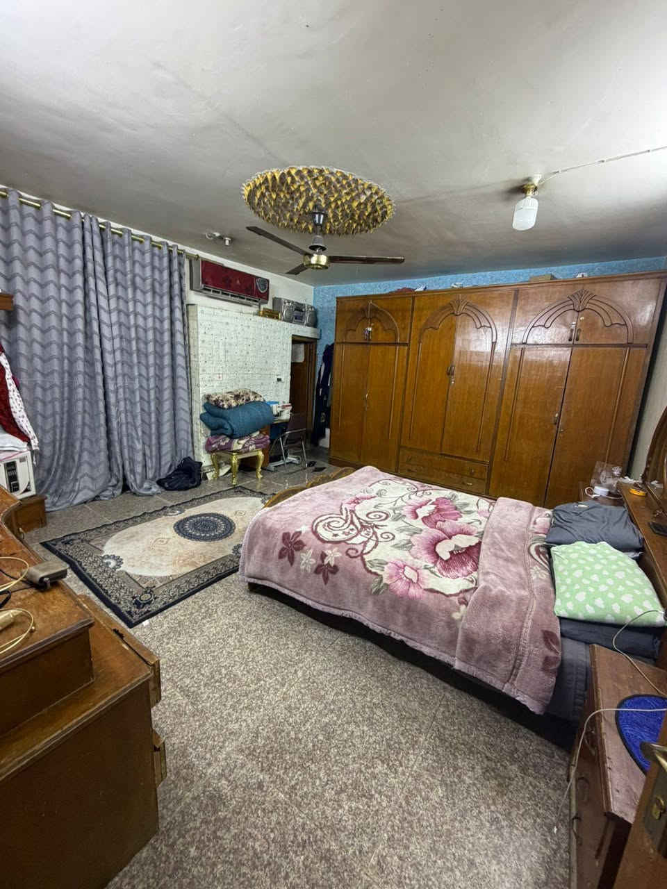 سلام عليكم بيت للبيع في منطقت حي جهاد خلف سوق شعبي مساحه ٢٠٠ طابقين بنه قديم بيت كلش حلو فقط رضياته تعبانه سفسار أكثر مكتب ابو هبه العقار شارع ضغط مقابل مكتبت عزيز موله *********** ابورسول
