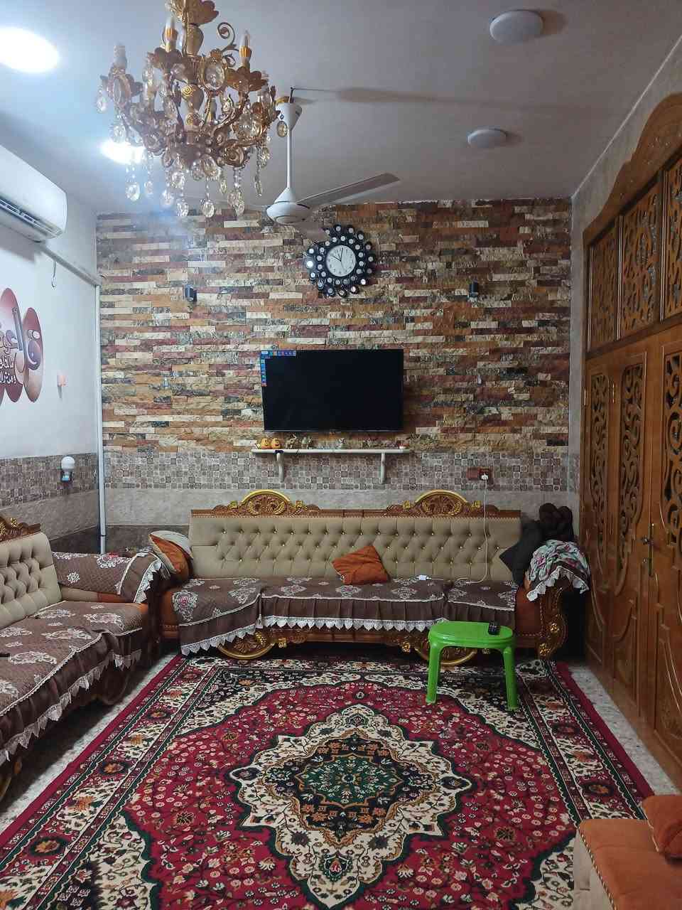 دار للبيـــــــــــــع....
طابــــــــو زراعي سنـــــــــد // 25.... 
ـــــــــــــــــــــــــــــــ
في بدايـــــــــــة شــــــــــارع الغسل قرب معمل المـــــــــــرور.... 
المســـــــــاحه الكليــــــــــــه // 250م
ـــــــــــــــــــــــــــــــــــــــ
ركـــــــــن وعالي عن الشارع والشارع مجــــــــاري 
يتكــــــــــون من... 

غرفتيــــــــــن نوم صالــــــه هـــــــول مطبـــــــــــخ صحيات خارجية وداخليه كــــــــــراج حديقــــــــــه ومناور.... 
ـــــــــــــــــــــــــــــــــــــــــــــــــ
عقارات رامســــــــــر 
***********
***********
