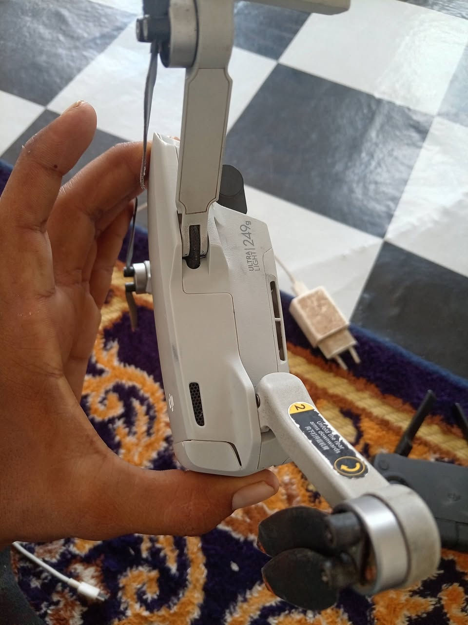 سلام عليكم درون للبيع مافك مني تو الدرون نضيف وشغال ويصور وحلو الدرون سنكل بدون ملحقات مكان بغداد الحسينيه مال الراشديه لا يوجد توصيل تجي تاخذه من البيت قيم واخذ  رقم ***********
