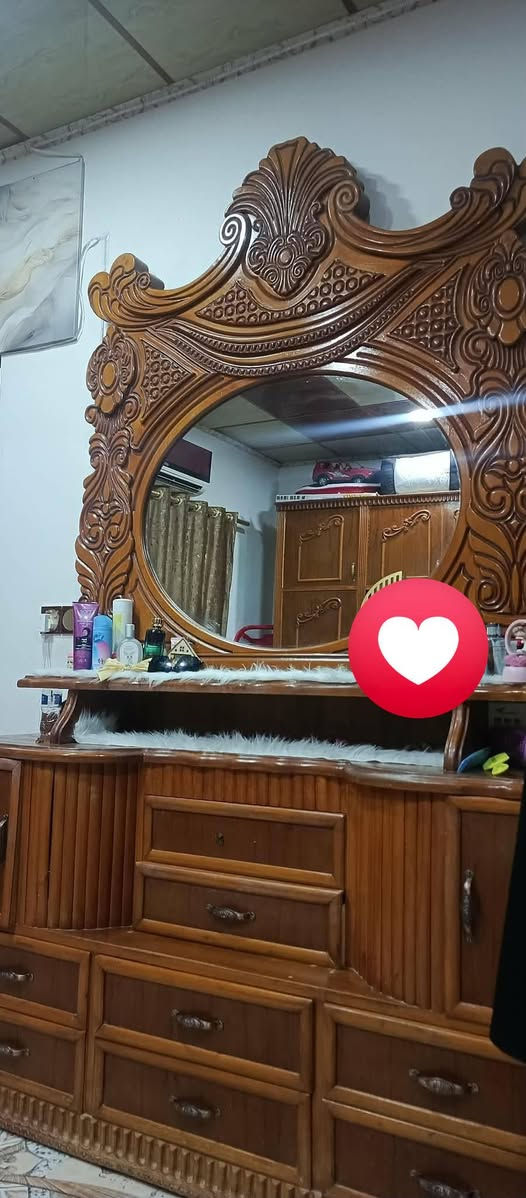 السلام عليكم غرفه خشب عراقي درجه أوله للبيع سعرها مليون و٢٥٠ العنوان حي السكر لتواصل ***********
