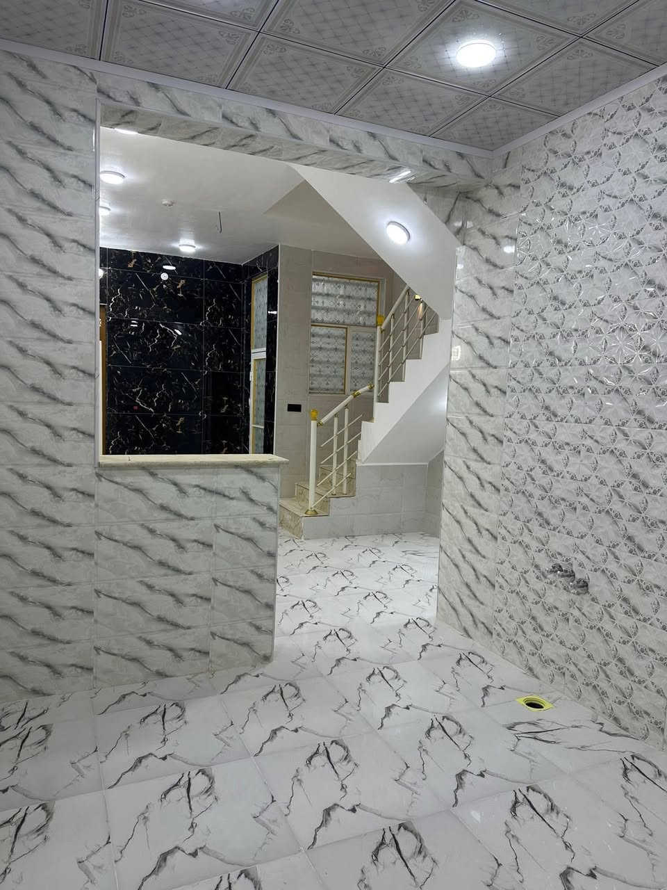 يالله بيت للبيع طابو صرف نجف حي ميسان (***********)

قطاع. 23. على. ساحة. صب كونكريت بناء درجه أولى 

ملاحضه.  حديق 100. متر تابعه للبيت

قرب السوكالمصتوصف شارع الكيات مكان كلش قريب

غرفة.      صالة.    مطبخ.    أستقبال 

صحيات. داخلية.   وخارجية. السعر.  120. مليون وبي مجال
""""""""""""""""""""""""""""""""""""""""""""""""""""
              مكتب     ابو. حوراء.   الحسناوي

       بيع.     شراء.     رهان.   ايجار

عنوان المكتب.  نجف. حي. ميسان. مقابل السوك الغير 
""""""""""""""""""""""""""""""""""""""""""""""""""""
