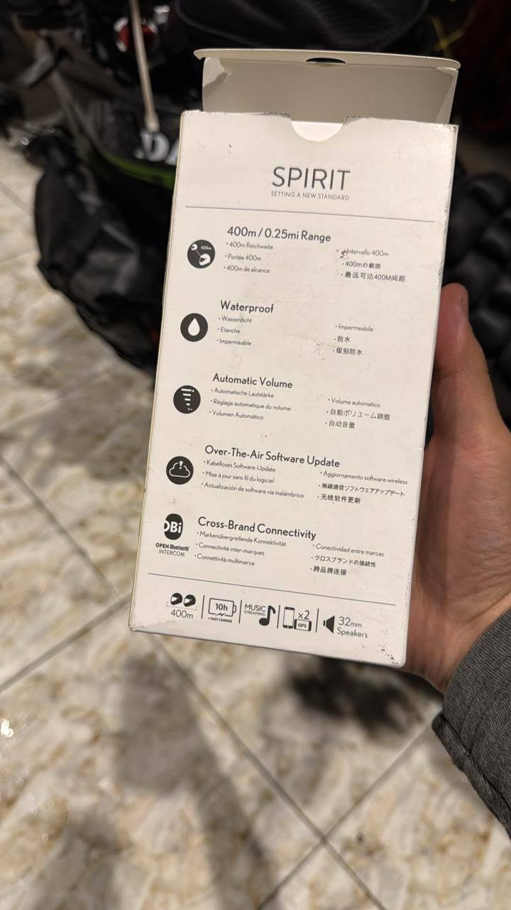 السلام عليكم
الغنيه عن التعريف *Cardo Spirit*
نظام الاتصال الداخلي (Intercom): يدعم الاتصال بين راكبين (سائق وراكب آخر) بمدى يصل إلى 400 متر. 
تقنية الصوت: مزود بمكبرات صوت بحجم 32 مم. 
الاتصال: يعتمد على تقنية Bluetooth 5.2 للاتصال بالهاتف الذكي أو أجهزة الـ GPS. 
التصميم: يتميز بتصميم مقاوم للماء بالكامل، مما يجعله مناسباً للاستخدام في مختلف الظروف الجوية. 
مميزات إضافية: يدعم تحديثات البرامج عبر الهواء (Over-the-Air) باستخدام تطبيق Cardo Connect.
والسعر 110 (***********) واتساب
