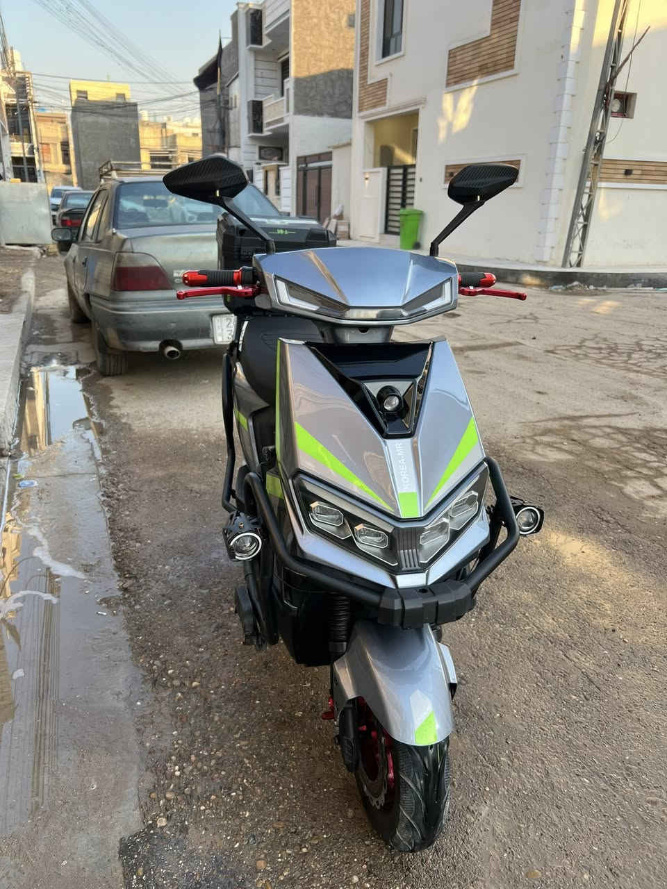 سلام عليكم من رخصه الادمن
دراجه شحن نوع سكنس كوريه MR

المواصفات الأساسية:

المحرك: يتراوح بين 2000W إلى 3500W (في بعض الموديلات).

البطاريات: عادة 6 بطاريات 12V/30AH (في موديل 2024) أو بطاريات قوية أخرى.

السرعة: تصل فعليًا إلى 80 كم/ساعة.

المسافة المقطوعة: حوالي 50-60 كم بالشحنة الواحدة.

العجلات: جوبلس (بدون هواء داخلي) وعجلات رياضية.

نظام التشغيل: بصمة، NFC، مفتاح، تشغيل عن بعد، وبعضها يدعم البلوتوث.

السرعات: نظام 4 سرعات + نظام الرجوع للخلف (R).

الإضاءة: ليد (LED) وزينون قوي.

الأمان: جهاز إنذار ضد السرقة، درع حماية، بريكات هيدروليك (في بعض الموديلات).

ميزات إضافية: شاشة ديجيتال ذكية، منفذ USB لشحن الهاتف، صندوق خلفي كبير، ملفات قوية، وشاصي مدرع يتحمل أوزان ثقيلة. 

مكاني بغداد الدوره شراي خاص *********** واتساب

