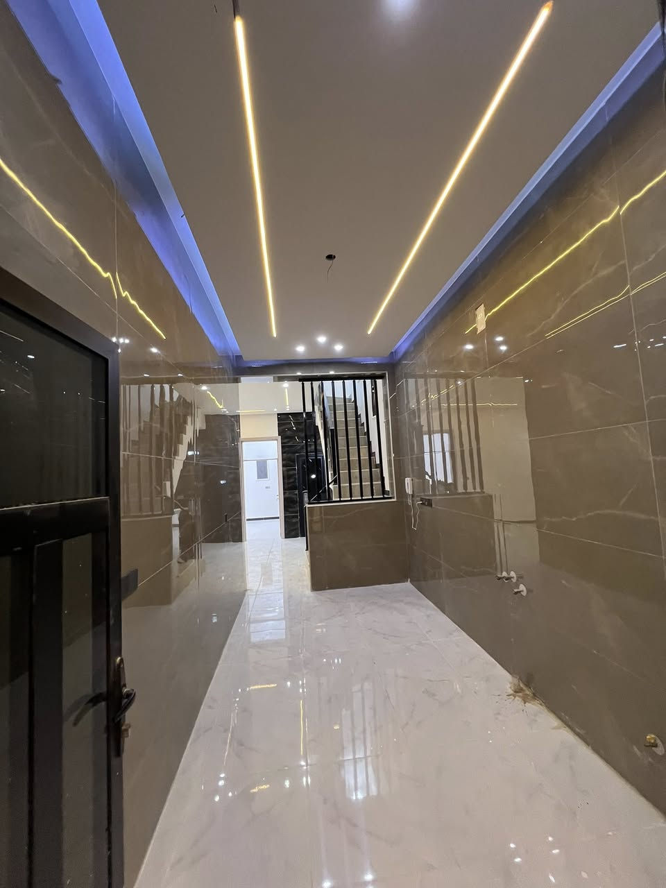 بسم الله ماشاءالله : ع شغل  تمتع بأفضل وسائل الراحة في عقاراتنا الفاخرة!"
🔹بيت مساحة 100م-  واجهة 6،250 -نزال 16 

▪️فول مواصفات  
البيت يحتوى على( 4 غرف نوم مع 2حمامات)

 *الطابق الاول يحتوي على استقبال ومطبخ وصالة كبيرة وغرفة نوم مع حمام ملكي مع منور

*الطابق الثاني3غرف نوم مع حمام

*الطابق الثالث  بيتونه كبيرة .

المواصفات //

رفت 40مع بتلو 10 يعني صار 50 والصور كلها موجودة من بداية البناء اما السبتتنك تجي وتشوف بعينك ع شرط غرفة نوم مسويها

ارضية كلها 60×60وتطبيك الارضية فرش حصو مع بسيس بالاضافة الى مادة

المطبخ والحمامات والحولي كلها تطبيك الواح وليس سيراميك

بورد نظام كامرات وانترنت مخفي

ابواب تركي اصلي ضمان مع ابواب حمامات المنيوم

مغاسل تعليك مع غربية تعليك نوع توته

حمامات الواح مع خلاطات تركي اصلي

البيت جبسن بورد مع انارات بروفايل وانارة مخفية

بوكسات خارجية للغاز والماطور مع تانكيات عدد 1 الف لتر

🔹نوع العقار طابو زراعي سند٢٥
🔸الدورة -البوعيثة -العدل الأول 
🔻البيت باسمي مباشر بدون دلالية 
للاستفسار ***********
