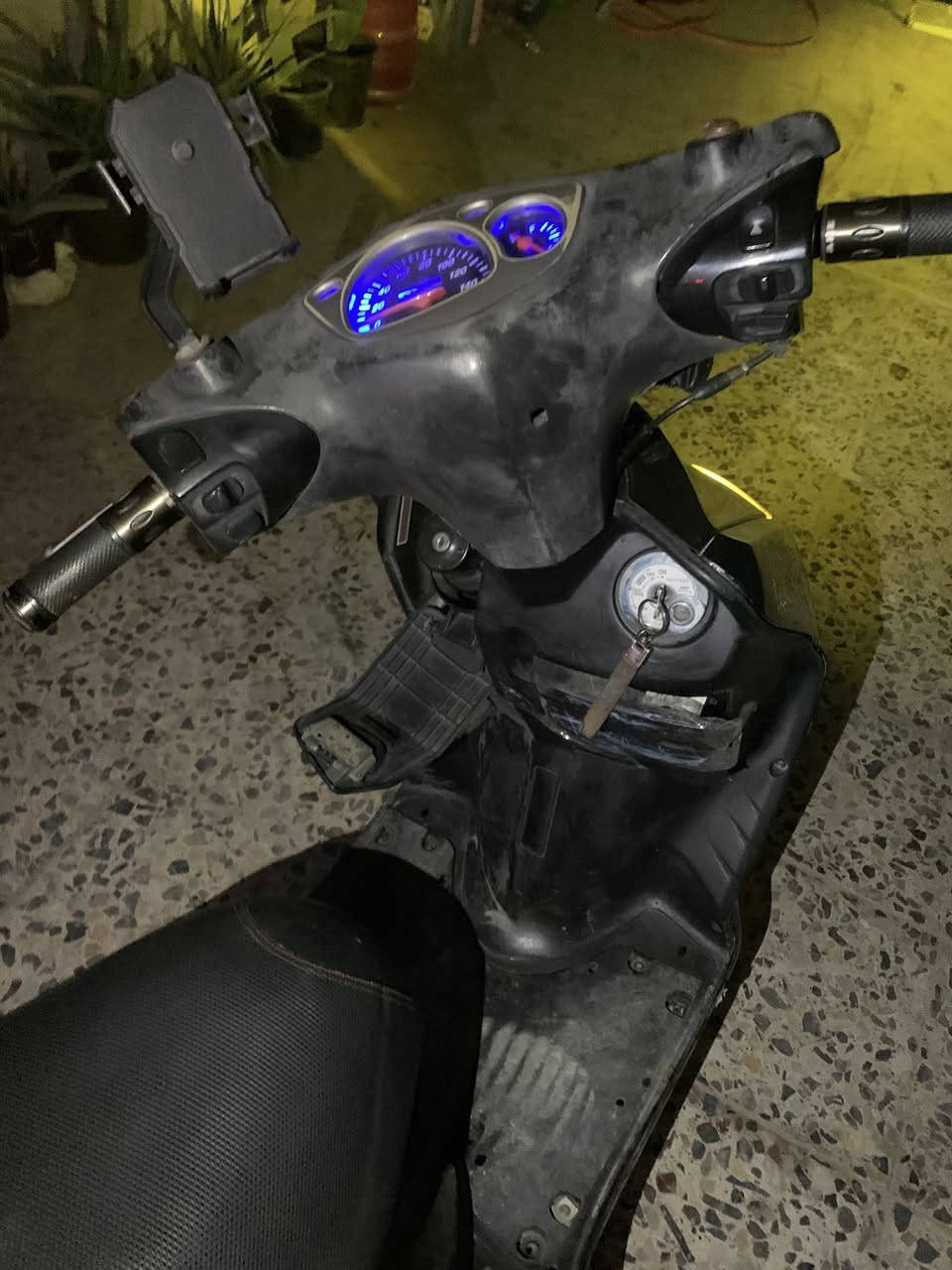 للبيع سكنس نثيه
دوشمه جديد 
باتري جديد
چاملغ خلفي جديد 
صالنصة رياضي صوتهة حلو مابي ازعاج
بيه لايت زنون+زنون خارجي يصيرلك الشارع نهار
الدراجه مكينه شغال بس عوزهة كابريتر
العنوان بغداد الشعب السعر 450الف الشراي يتصل لو يجي خاص ***********
