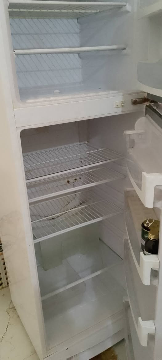 السلام عليكم 
ثلاجه الحجم الكبير للبيع استعمال قليل 
شرط التبريد والثلج السعر 250وبيها مجال للشراي 
العنوان بالشطره للاتصال ***********
