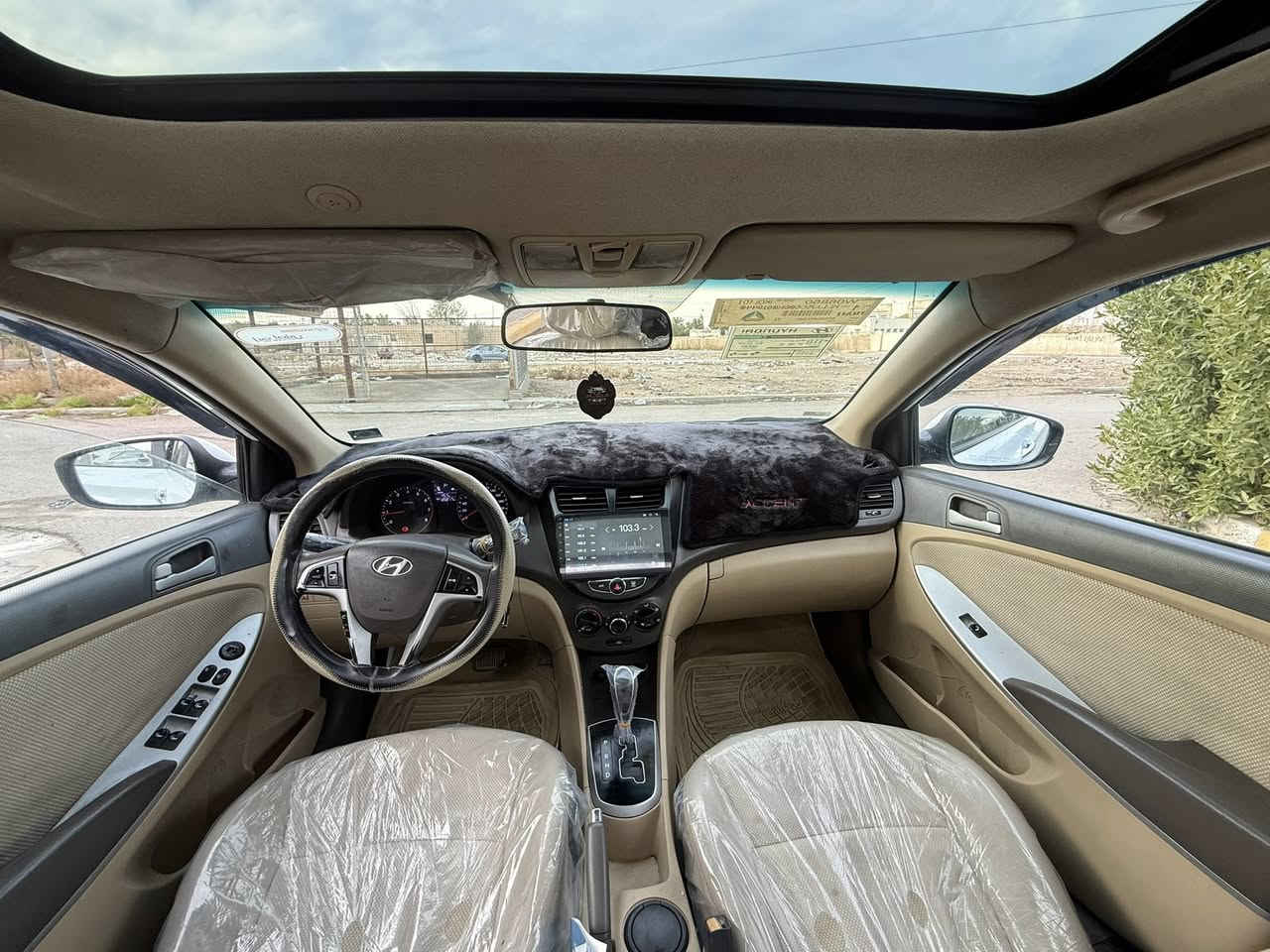 السلام عليكم 
اكسنت 2015 خليجي محرك 1600 دوش فول مواصفات 1/1 فتحه سقف تحكم ستيرن خمس تجاوي اربعه دسك السياره بيه البنيد بي صبغ شويه والجاملغ اليمنه هم بي الهلال والدوسه باقي السياره بدون صبغ السونار مرفق مع الصور كير ومحرك مكفولات صدر امامي وخلفي جديد تخم تاير جديد كهربائيات كله شغاله سياره جاهزه بدون نقص معروضه ب ( 108$ ) وبيه مجال بسيط مكاني بغداد الدوره نهايه شارع 60 للاستفسار ***********
