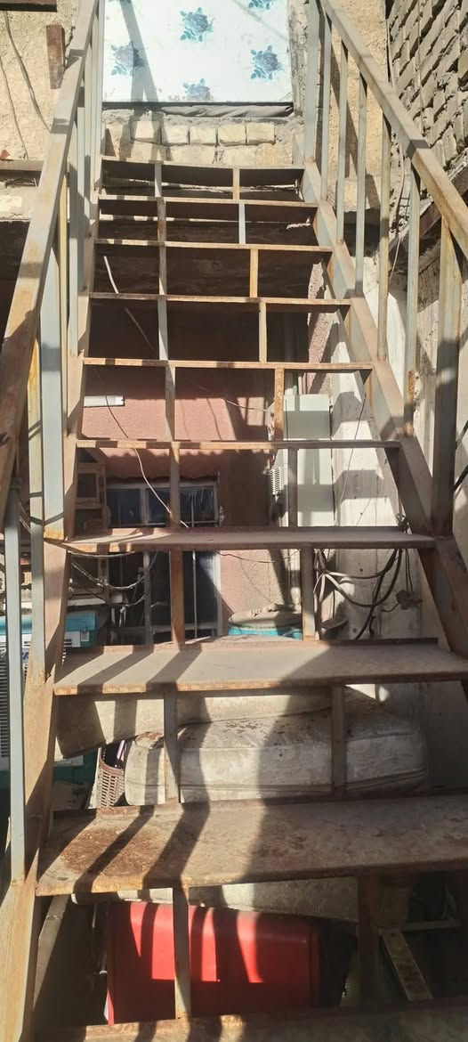 للبيع درج حديد طوله اربعه مترات ونص العرض ٩٠ السعر ٢٠٠ مكاني بغداد شهداء العبيدي هاذ رقمي ***********
