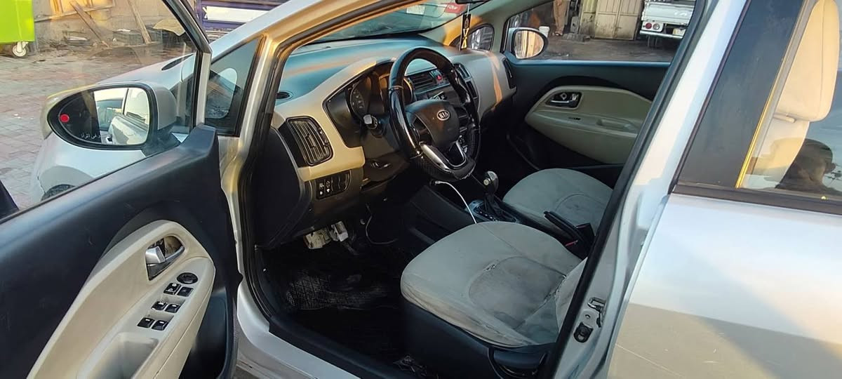 السلام عليكم 
كيا ريو موديل 2013
خليجي محرك 1600
كير ومحرك كفاله 
السيارة مكفوله من الحادث بيهه طخات بسيطه مصلحن بس ماصابغهن مبينات بالصور لونهه جارد شوف العين تبريد شغال رقم ذيقار 
راعيهه ببغداد بأي وقت تحويل موجود حداديه 70 بالميه سنويتهه ساقطه 
عليهه غرامات 7 ورقات 
منزلهن من سعرهه 
العنوان كربلاء حي العسكري 
السعر 60 بي مجال جدآ قليل ***********
