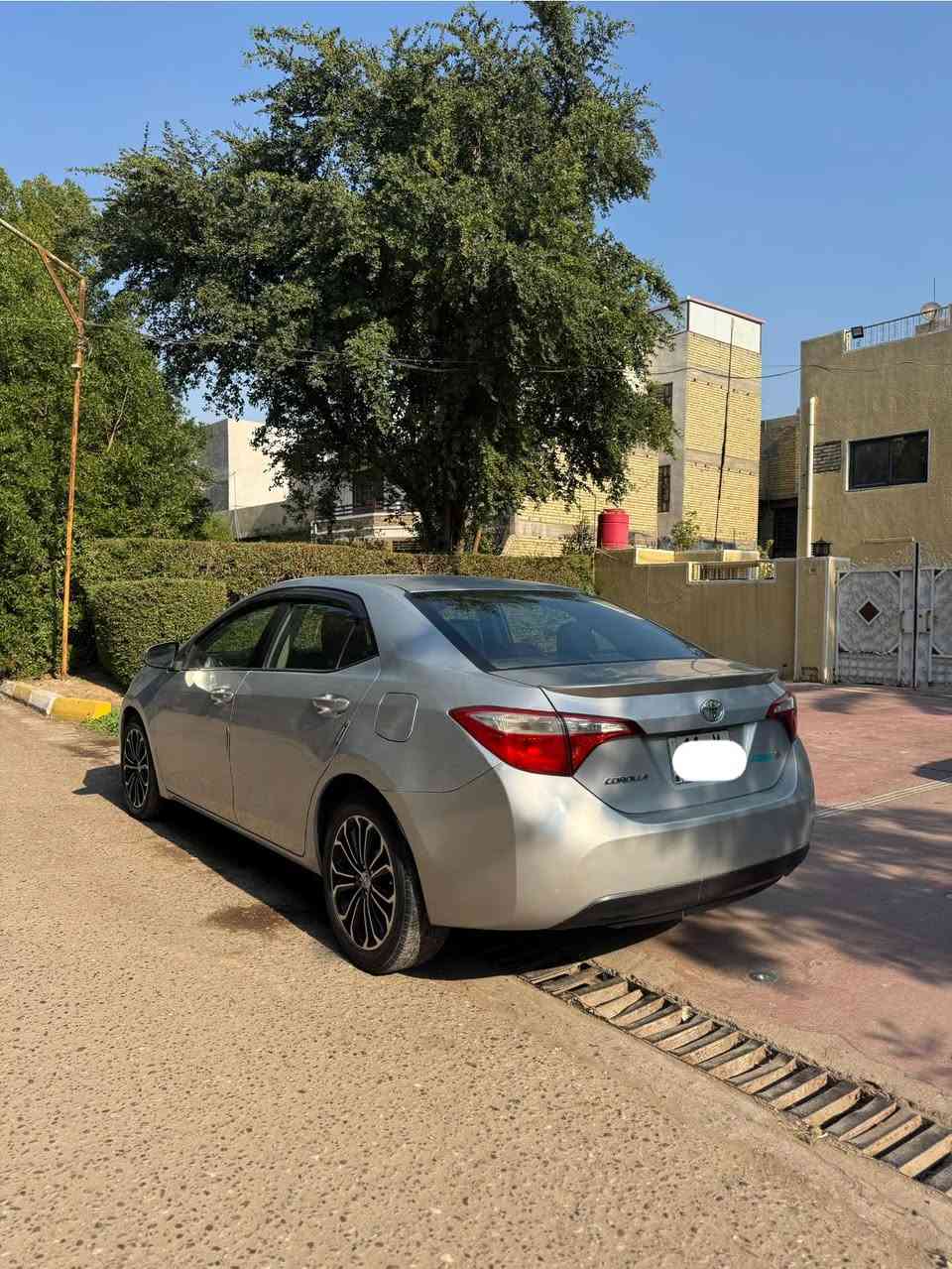 تحيه طيبه…..
للبيع تويوتا كورلا موديل 2014 
وارد امريكي مواصفات S
ماشيه 94 الف ميل حقيقي 
رقم بغداد مشروع وطني وبأسمي شخصياً 
(ضررها جاملغ خلفي بارد فقط وبالعراق صار بيها شويه بارد بالجاملغ الامامي بدون دواخل بدون ايرباك السياره وبچم كبس ايضاً)
السياره مال بيت وعليها صيانه كامله من كلشي وممخلي بيها اي نقص 
مكان السياره ديالى المقداديه 
للاستفسار ***********
