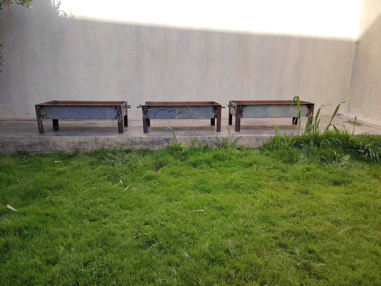 متاح مناقل  صح بعد قليل ينتهي الشتأ بس جاك رمضان ونفس تطرب عل شوي قياسات طول 70س عرض34س عمق 13س ولسعر بلش بس25قفل للستفسار اكثر ***********
