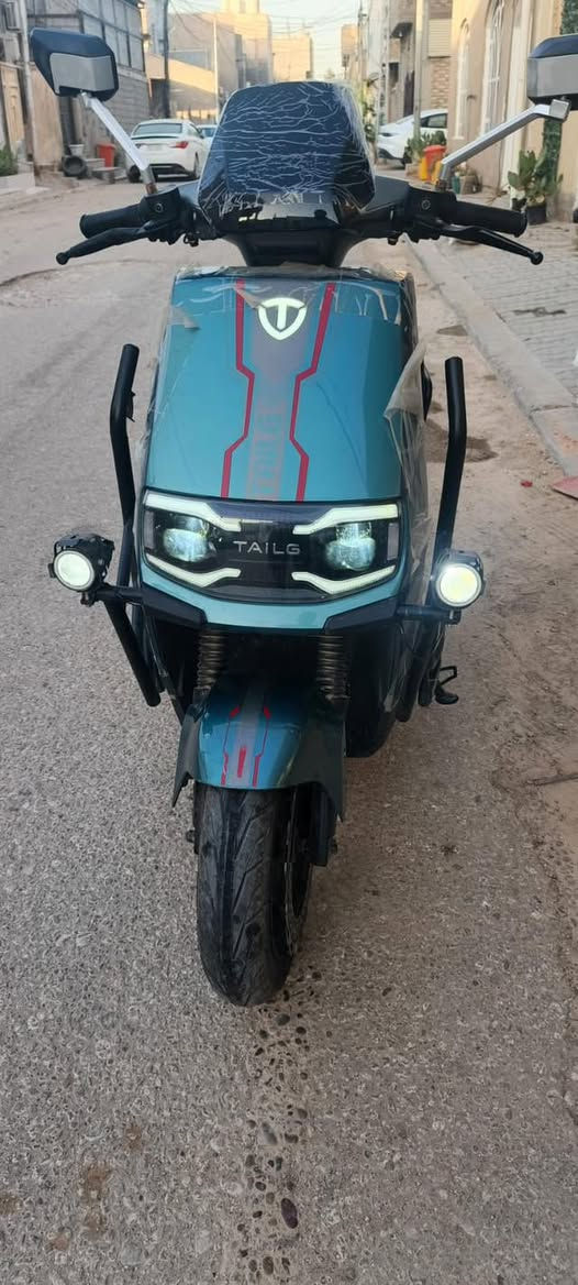بيعه مستعجله
دراجه الوحش (TAiLG) 
موديل2026 وحش المسافات والوزن 
8 بطاريات 
ماطور 2500W ثلاث سرعات سرعة 70-80 km حقيقي 
بريكات امامي خلفي ديسك 
دبل دبلات امامي خلفي 
درع كامل مع جك نصفي و جك كامل 
دبل إشاره مع أربعة أشاير 
منفذ شاحن هاتف 
رماش عالي ناصيي 
كشن تطريز جلد 
دبل مفتاح 🔑 للصندوق 
مع الشاحنه الاصليه مع صندوق كبير خلفي  مع بصمتين للتشغيل
السعر 1300 الف استعمال 10ايام الدراجه بحالة الوكاله وبالضمان سنه كامله مع رفق صورة  العقد 
مكان حي السلام واتساب
***********
ملاحظه/سعرها الوكاله ١٦٠٠ ورقم صاحب المتجر امامك بالعقد. والضمان سنه
