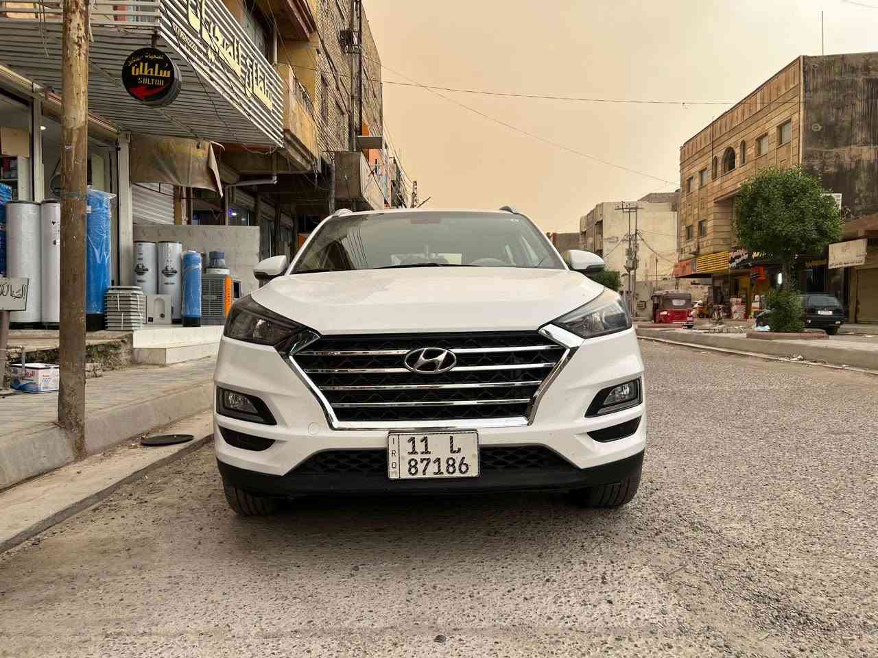 هونداي توسان خليجي
موديل ٢٠٢١ 
رقم بغداد الماني بسمي 
لون ابيض 
٤ سلندر ٥ راكب 
فوووووول مواصفات ١/١ بدون فتحة 
بصمتين: تشغيل وتقفيل 
بردات خلفية اصلية 
كشنات جلد اصلي لونين قرميدي 
لايت اسود الكاصد 
كشنات ٢ كهرباء 
تشغيل عن بعد 
شاحن وايرلس 
شاشة كبيرة اندرويد 
كامرة دوارة اصلية 
مري شفط مع القفل 
حساس امامي وخلفي 
نظام ايكو درايف 
تحكم استيرن فول 
حاكية : ابلوتوث: اوكس 
شاشة اعطال بلدشبول 
كيجات السرعة زئبقية 
جي : بي: اس: خرائط طرق 
اريل اسود طيارة
هند بريك برجل 
تبريد ابيانو لمس 
تبريد قطعتين ثلج 
لد امامي وخلفي 
إشارة تشغيل عند الاستدارة
لايت زنون اصلي 
اضواء ترحيب بليدات 
علامة سورنتو بلدوسة 
يدات نيكل اصلي 
اشاير بلمري 
٥ ويل كب ١٩
تخم تاير جديد لك 
ماشية ٦٨ اصلي 
كير ومكينة وصدر وحدادية وتبريد كفالة عامة
بدون ضربة وتبديل واشخوط وبارد وصبغ كفالة عامة شرط بدون صبغ سيارة جاهزة وجديدة بارد إصبعين فقط 
سيارة جديدة مال بيت بية تراي مال زيرو 
الازكات مال الأرضية بعدهن موجودات
الرقم الدولي الجديد / هزة جديدة / سنوية جديدة 
البصمة الثانية ممستخدمة / كتلوكات الشركة موجودات
السعر ١٩٢ $ نهايتة 
***********

