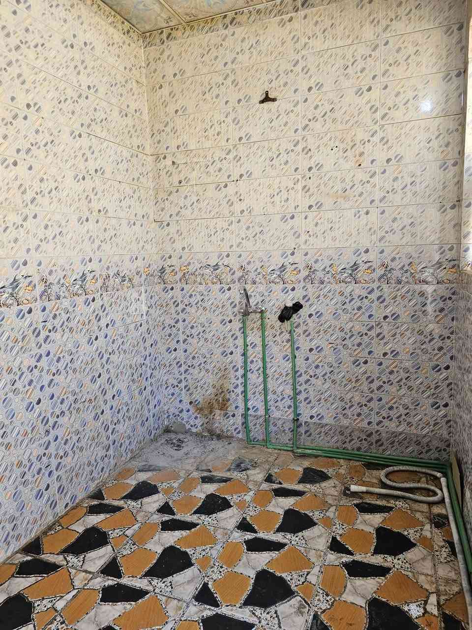 بيت للايجار في حي الوفاء المساحه 50 متر طابق واحد قريب السايدين الجامعه سعر الايجار٢٧٥ مع الماء والكهرباء للاستفسار/***********
