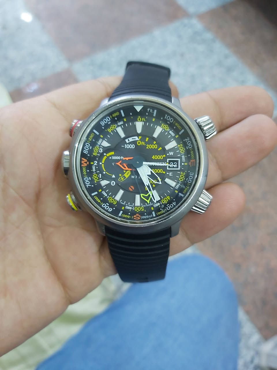 السلام عليكم
ساعه سيتزن اليتكرون برو ياباني اصلي تيتانيوم 
نضافتها فول بيه نقص سنتر واكع 
قطر الساعه 49 ملم
سعر الساعه 400 ألف دينار يوجد توصيل
حركة Eco Drive (شحن ضوئي لا نهائي) مع احتياطي طاقة يصل إلى 11 شهرًا. مؤشر احتياطي الطاقة على المينا. مقياس ارتفاع من -300 متر إلى 10000 متر. بوصلة إلكترونية. علبة من التيتانيوم الفائق، سوار من مطاط Liquiq. مقاومة للماء حتى 20 بار. الوظائف: مقياس ارتفاع من -300 متر إلى 10000 متر. بوصلة إلكترونية. الميزات: علبة من التيتانيوم الفائق، سوار من مطاط Liquiq. مقاومة للماء حتى 20 بار. الأبعاد: قطر العلبة: 49.5 مم. ساعة Citizen BN4021-02E للرجال. الحركة: كوارتز. العرض: تناظري. الميزات: متعددة الوظائف. مقاومة للماء حتى 10 ضغط جوي. مادة العلبة: تيتانيوم. لون العلبة: أسود. لون المينا: أسود. نوع السوار: سيليكون. لون السوار: أسود. عرض العلبة: 50 مم. عمق العلبة: 16 مم. الوزن: 100 غرام. الجنس: رجالي.


**إذا كنت صاحب هذا الإعلان وتريد حذفه لأي سبب، رجاءا أرسل رسالة إلى الدعم الفني**