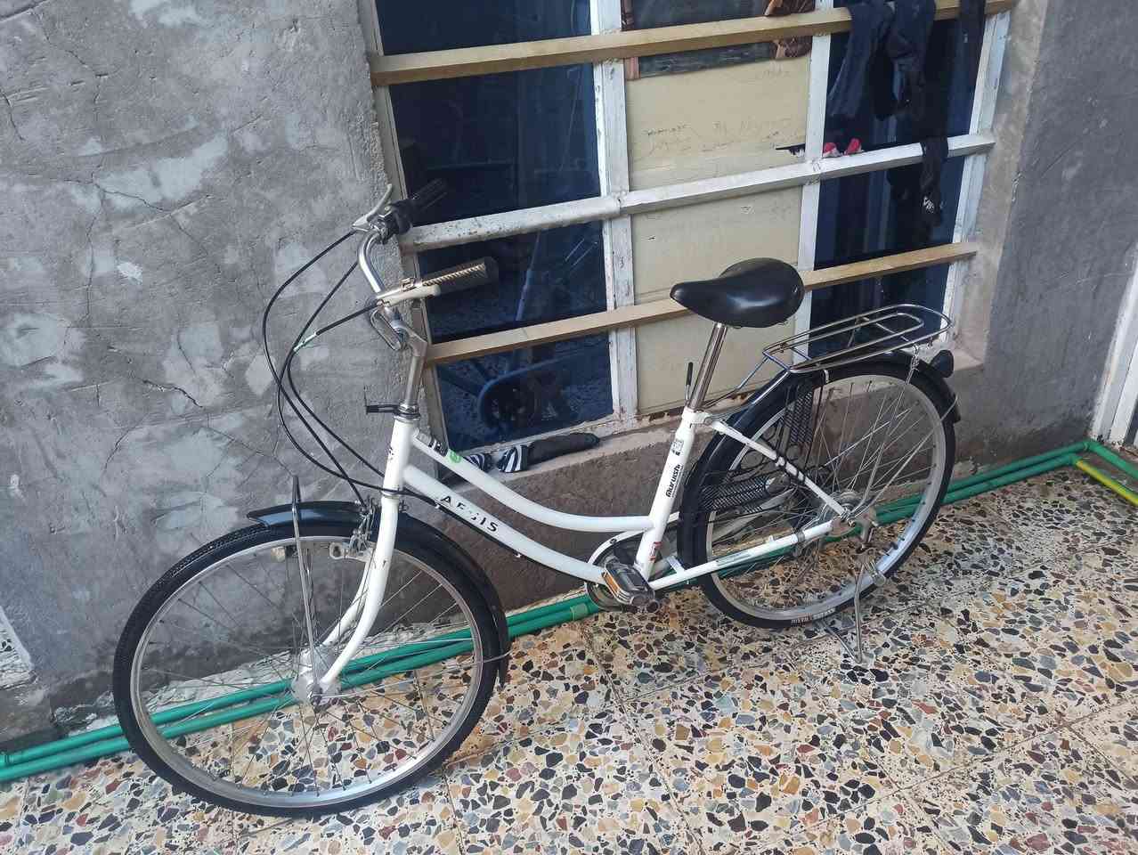 السلام عليكم
بايسكل بناتي ابيض عكرب 2015
نضيف فول البريكات مامي خلفي شغال العكرب شغال التايرات نضيفه 
واتساب ***********
السعر 100
