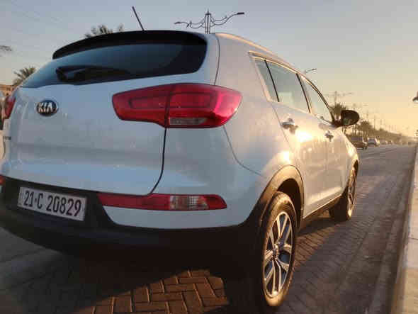 السلام عليكم 
سبورتج موديل 2016 سياره بيهه ضربه بخشم الچاملغ الايسر ومبدل الچاملغ والبنيد اصلي بس مصبوغ ومباوكين شويه من الچاملغ الايمن السياره كفاله عامه عده الضربه سياره جديده على وضع الشركه تخم تاير جديد حداديه امامي وخلفي جديد كهربائيّات كلهة شغاله سياره مال جناي غرفه جديده شاشه وكامره دواره وتحكمات ستيرن ترايك وين ما يعجبك مكينه وكير جدد سياره مال جناي تحويل ثاني يوم 

العنوان بغداد 
السعر 140 وبيها مجال للطيبين 
***********
