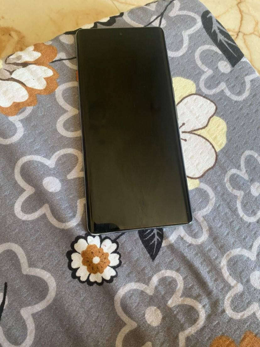 ‏تكنو كامون 40 برو 5g 
‏144 فريم للشاشة 
‏ المعالج Dimensity 7300 Ultimate  
‏بطارية 5200
‏رام 12
‏ذاكره 256 
‏ببجي 90 افريم 
‏بدون ملحقات فقط البصمه متشتغل وبي شخوط بسيطه تلفون حلو ومرتب
‏رقمي:*********** بي واتساب 
حبانيه يم الجسر الجديد
السعر 270 بي مجال حك الجيه
